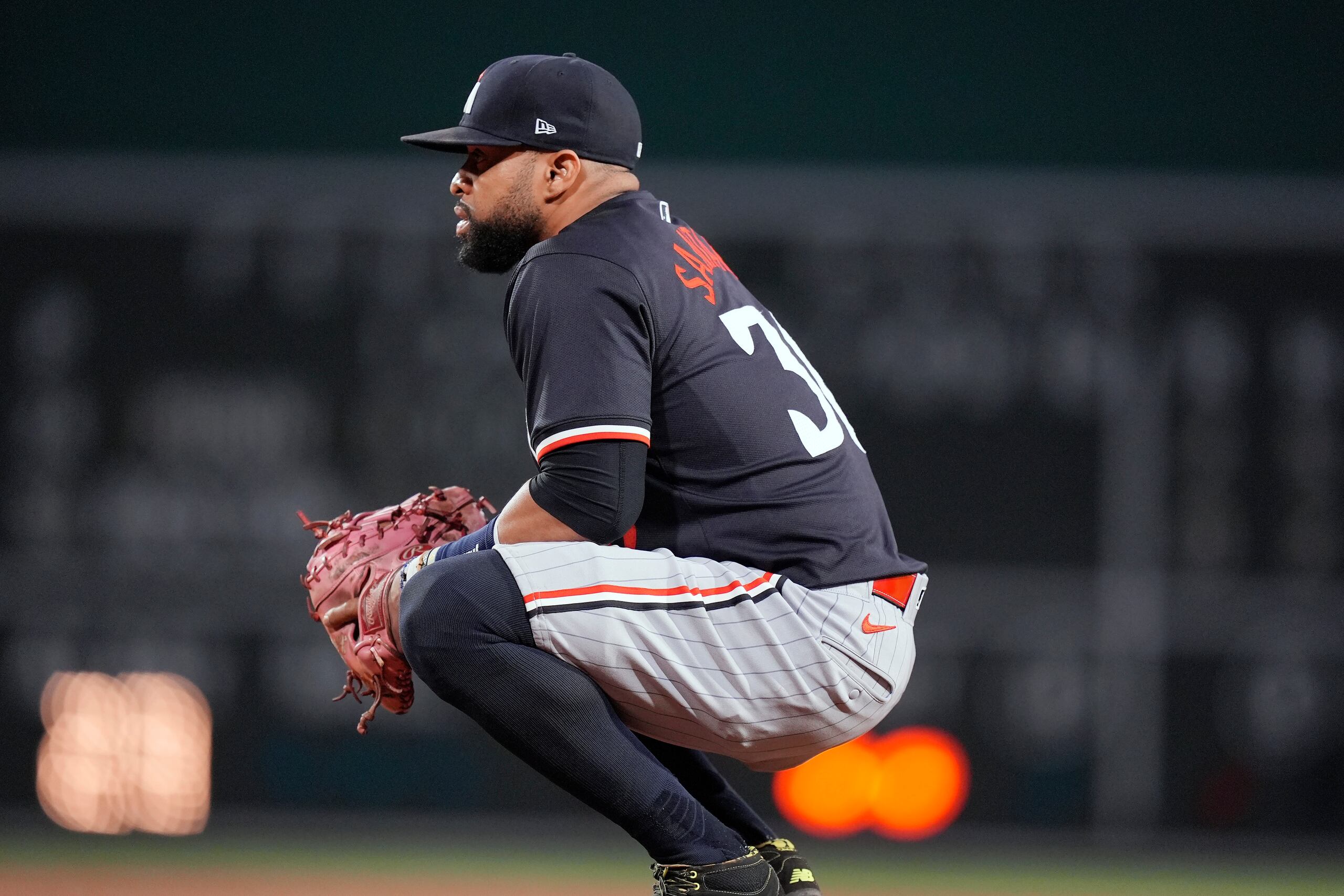 El primera base de los Twins, Carlos Santana. observa a Romy González mientras éste recorre las bases luego de conectar un jonrón de tres carreras.