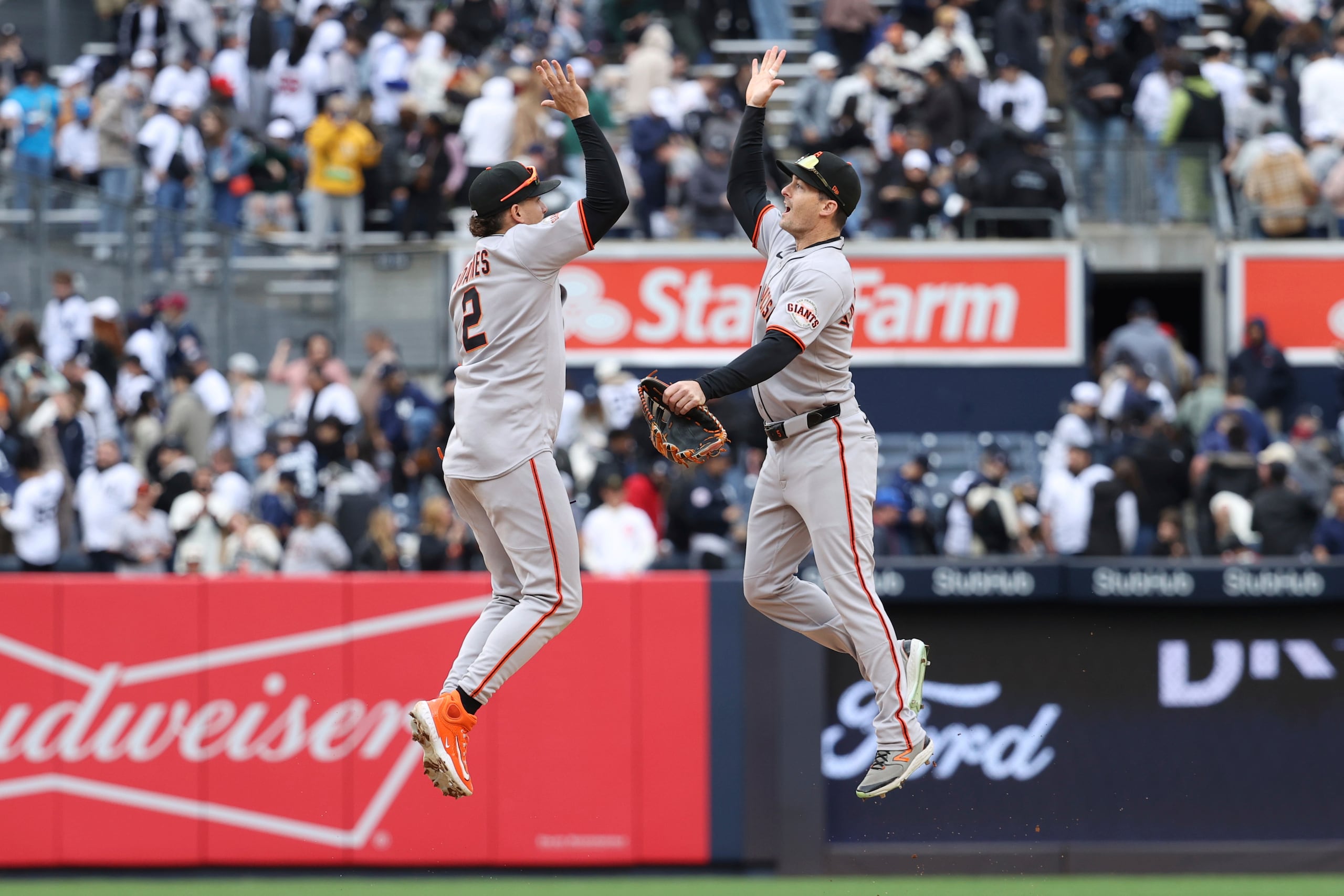 Willy Adames, de los Giants de San Francisco, a la izquierda, y Mike Yastrzemski, a la derecha, reaccionan después de derrotar a los Yankees.