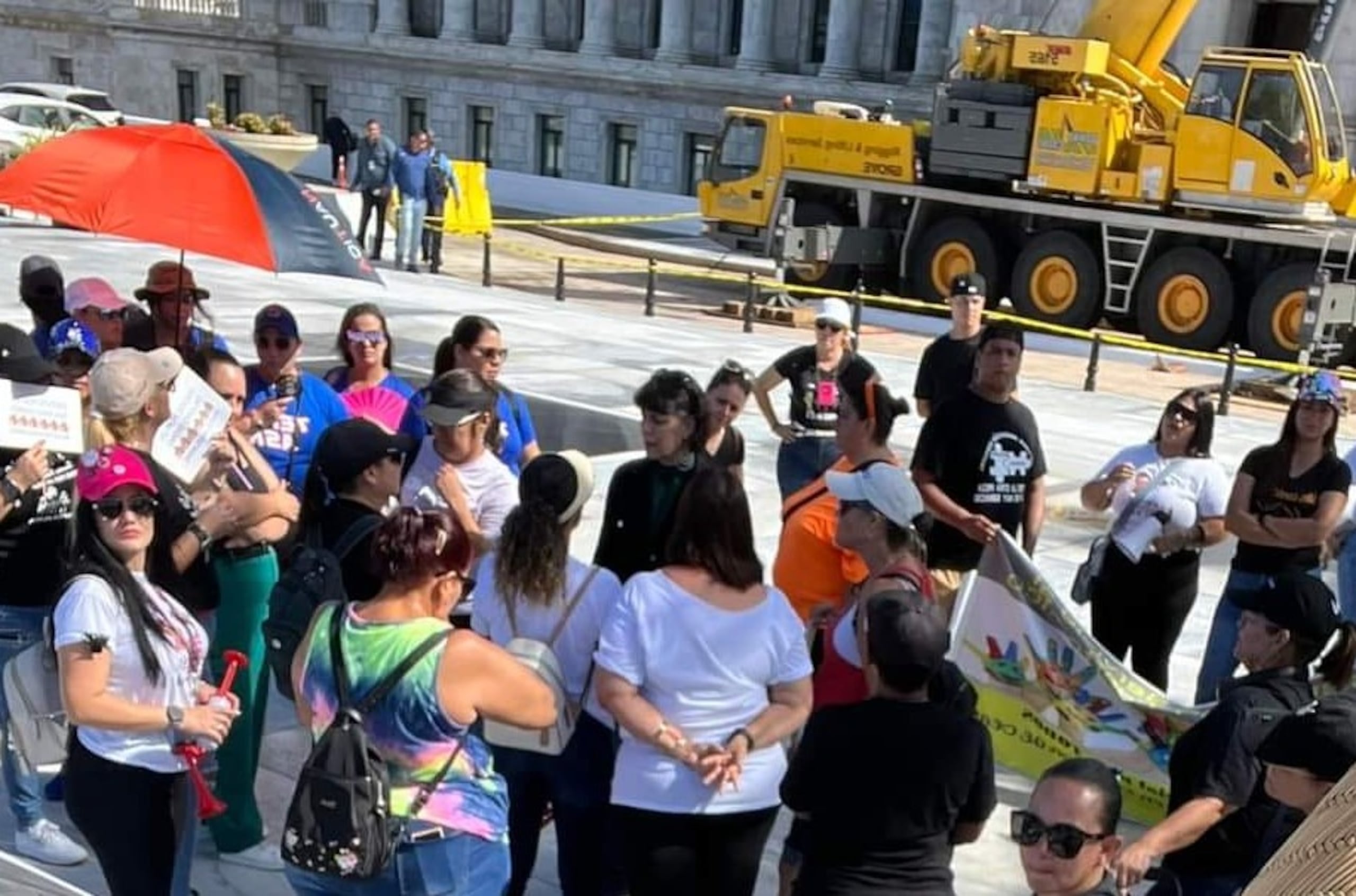 La senadora del PIP, María de Lourdes Santiago, se reunió con los manifestantes frente al Capitolio.