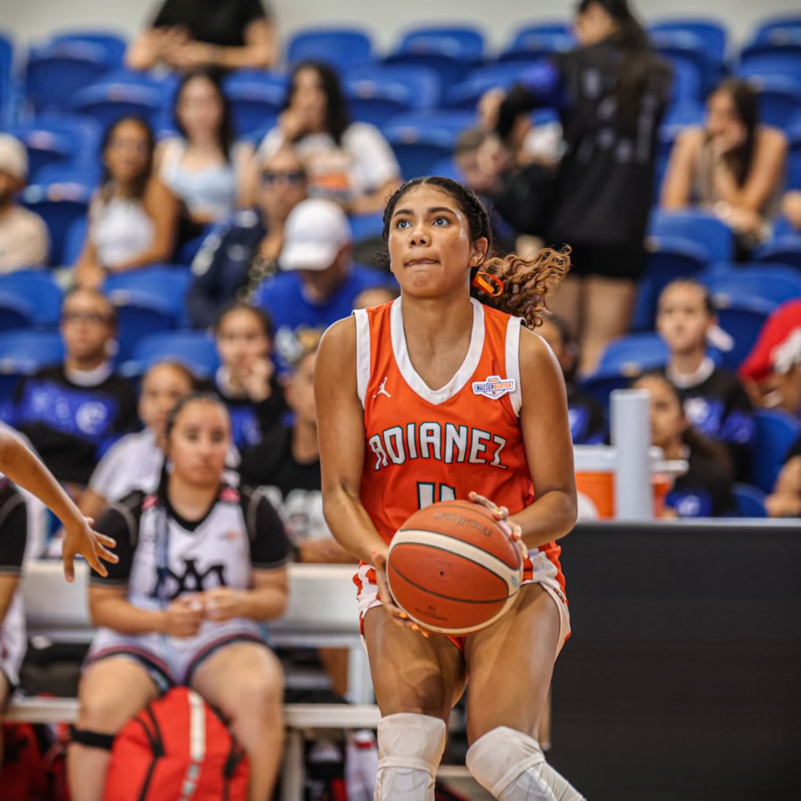 Dianne Crespo, del Colegio Adianez, se prepara para lanzar un canasto contra Mayagüez Academy en el 'Elite Eight' del torneo Top Ranked Buzzer Beater.