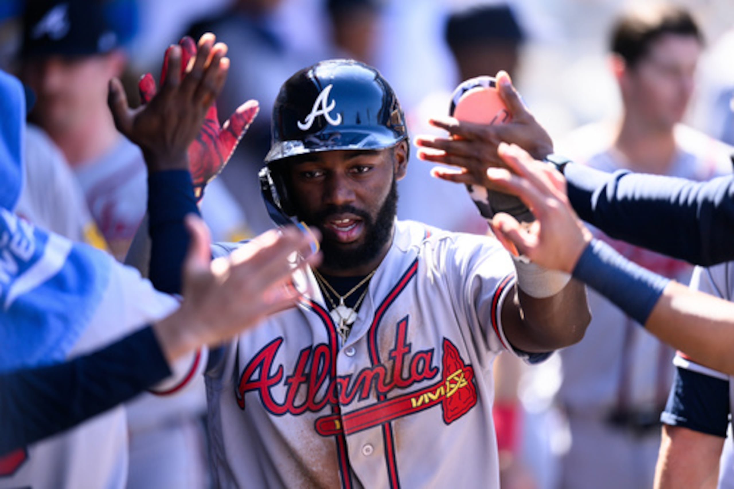 Michael Harris II, de los Bravos de Atlanta, es saludado por sus compañeros después de anotar durante la sexta entrada de un partido de béisbol contra los Ángeles de Los Ángeles, el miércoles 8 de abril de 2026, en Anaheim, California (AP Photo/William Liang).