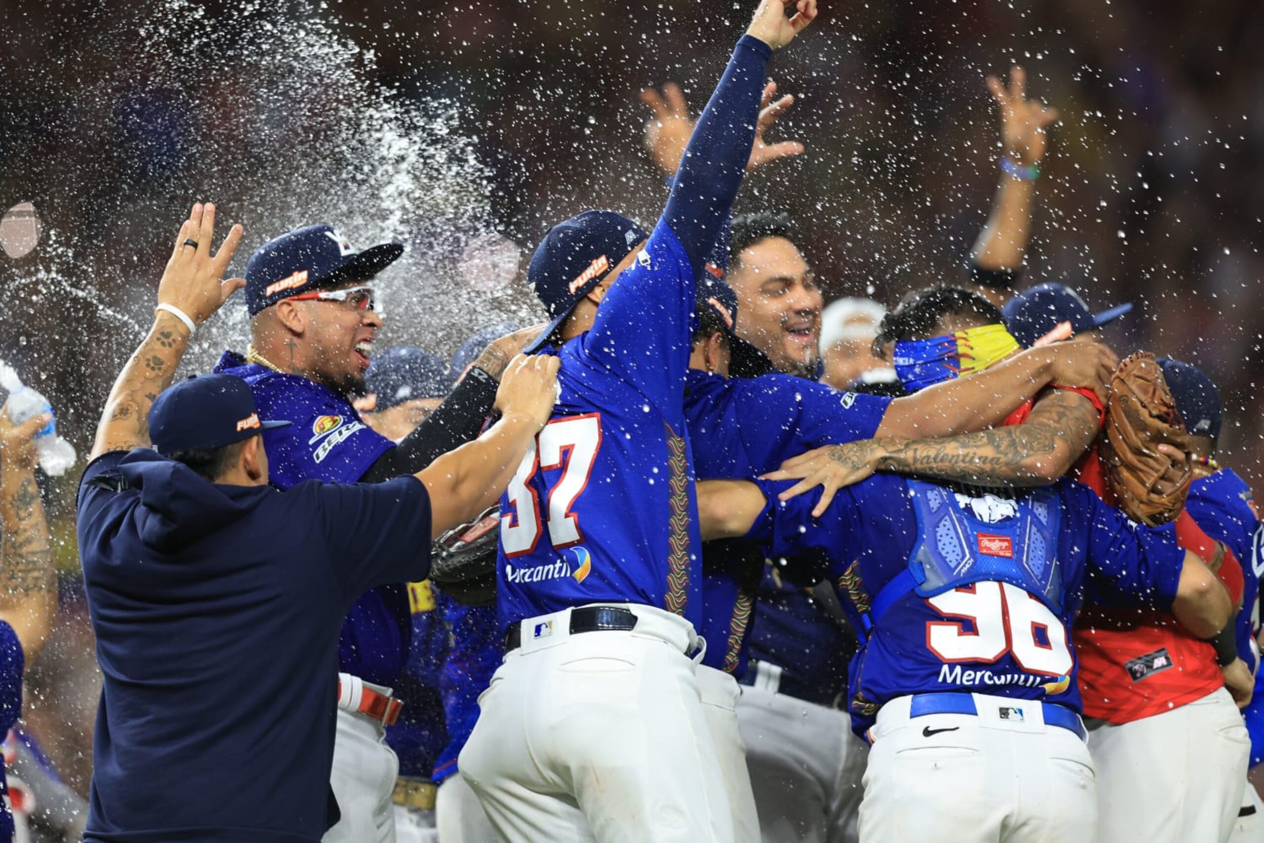 Los Tiburones de La Guaira de Venezuela derrotaron a los Tigres del Licey de la República Dominicana, 3-0, el 9 de febrero de 2024 en el juego de campeonato de la Serie del Caribe celebrado en el estadio loanDepot Park en Miami, Florida.