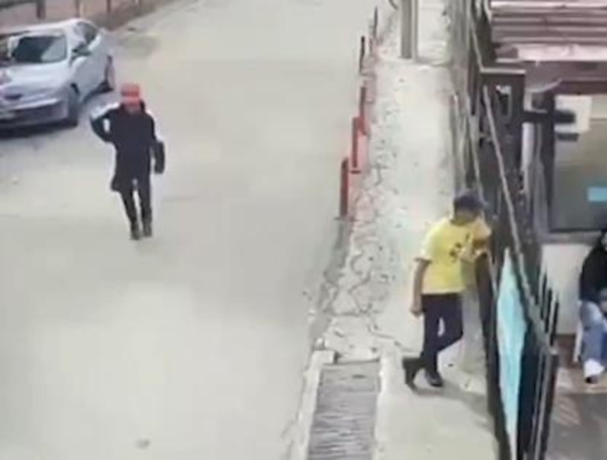 24 horas antes del incidente, Cubillos (en la foto, segundos antes del ataque), habría intentado ingresar en un centro de rehabilitación.