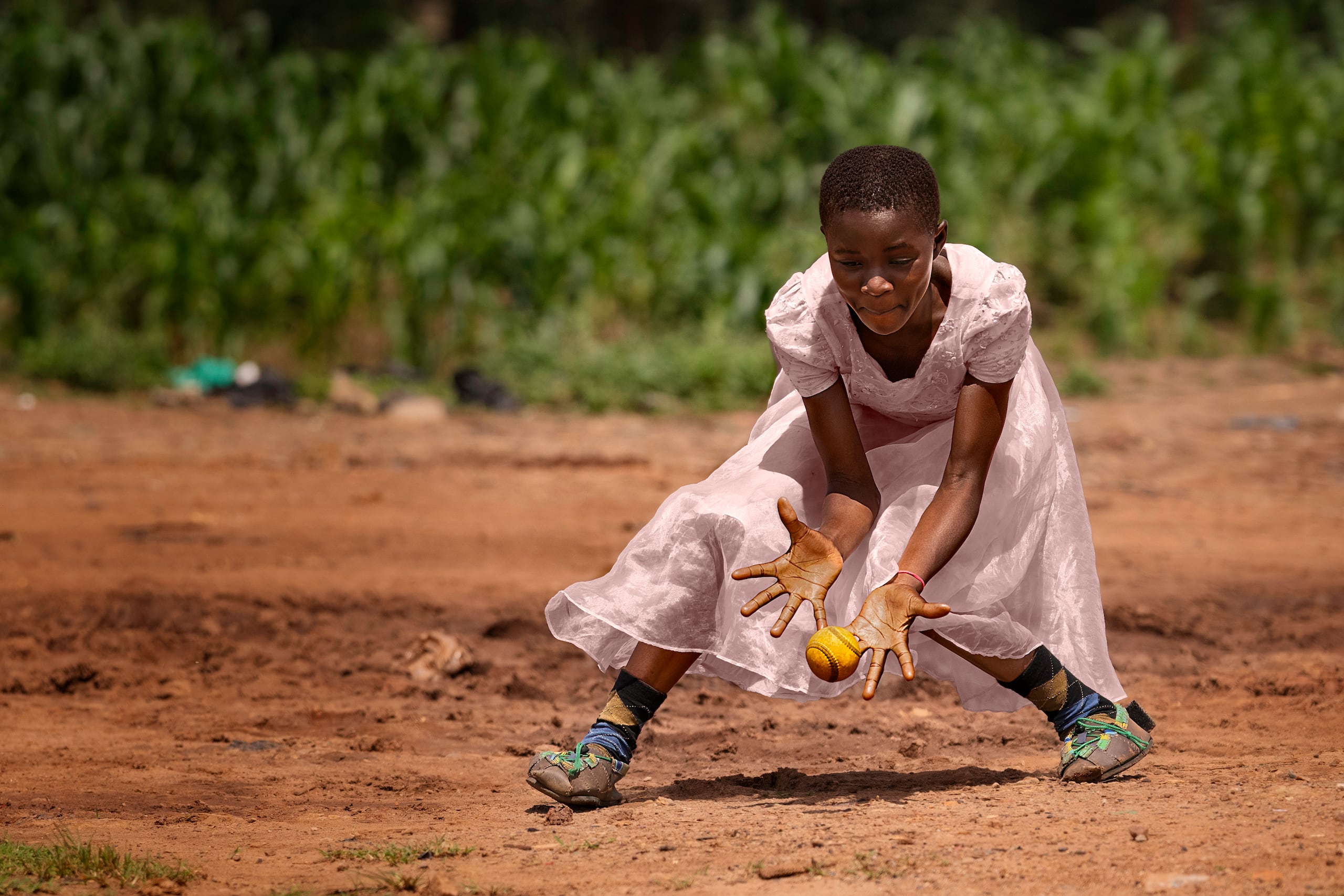 Una estudiante de Doors Primary School  participa de una clínica de béisbol impartida por la Selección Nacional de Béisbol de Estados Unidos en Nsambya, Uganda.