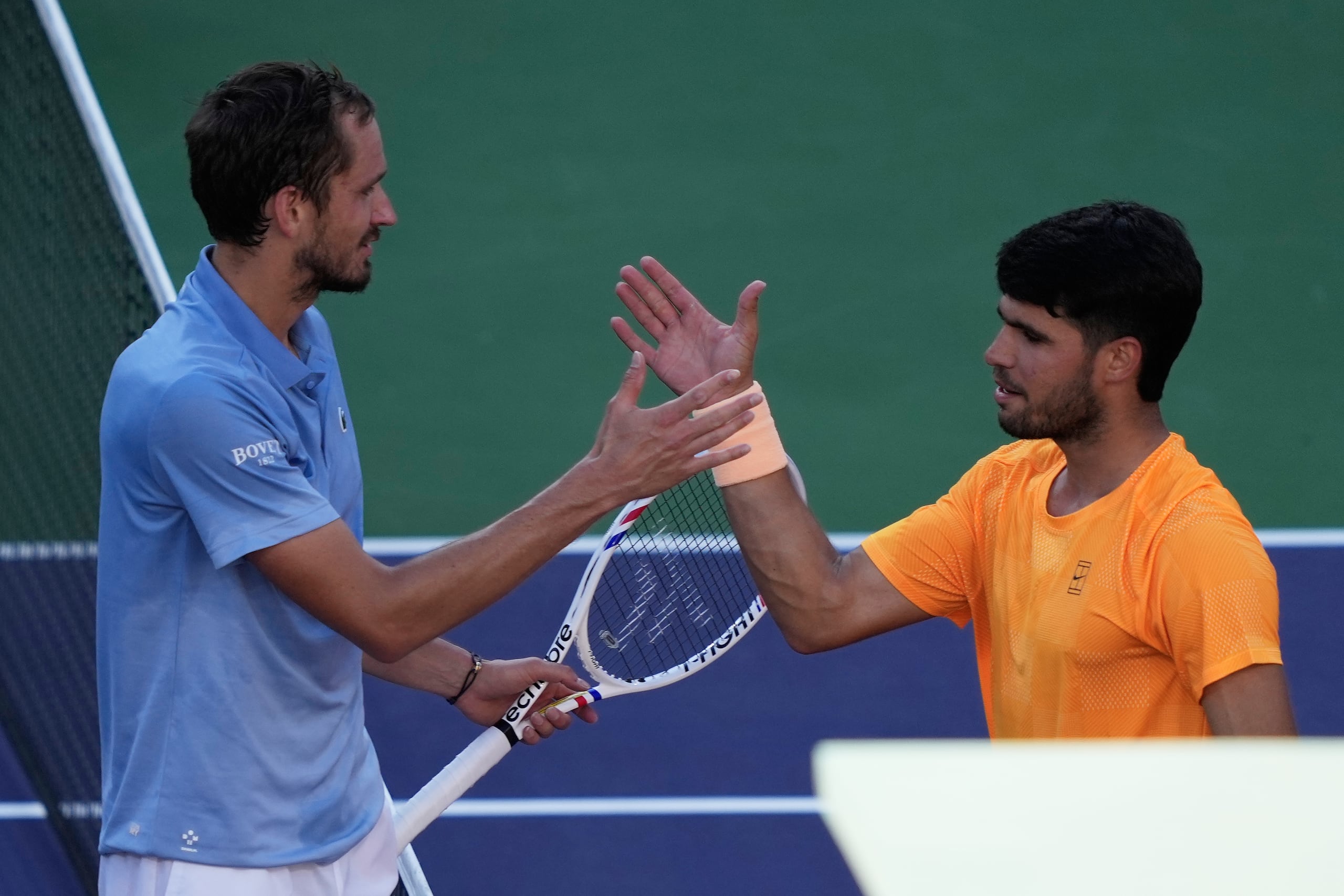 El ruso Daniil Medvedev recibe la felicitación del español Carlos Alcaraz, a quien derrotó el sábado 14 de marzo de 2026 en las semifinales de Indian Wells, California (AP Foto/Mark J. Terrill)