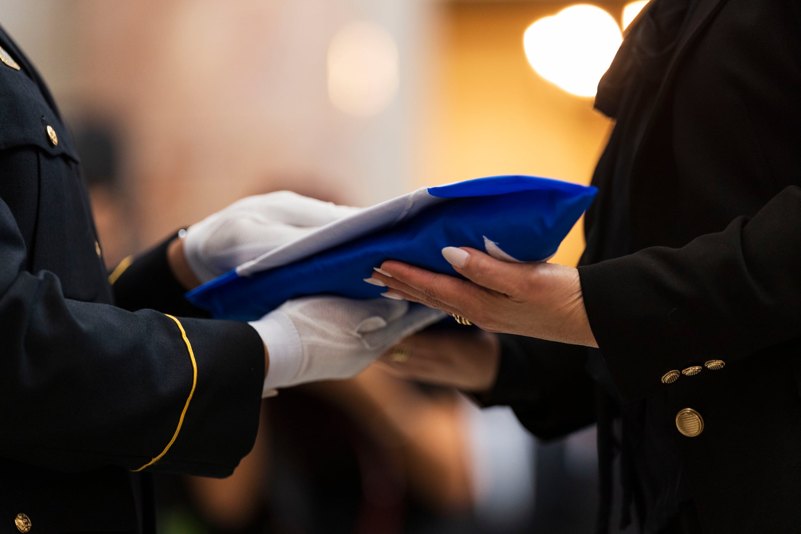 Las banderas ondeen a media asta.