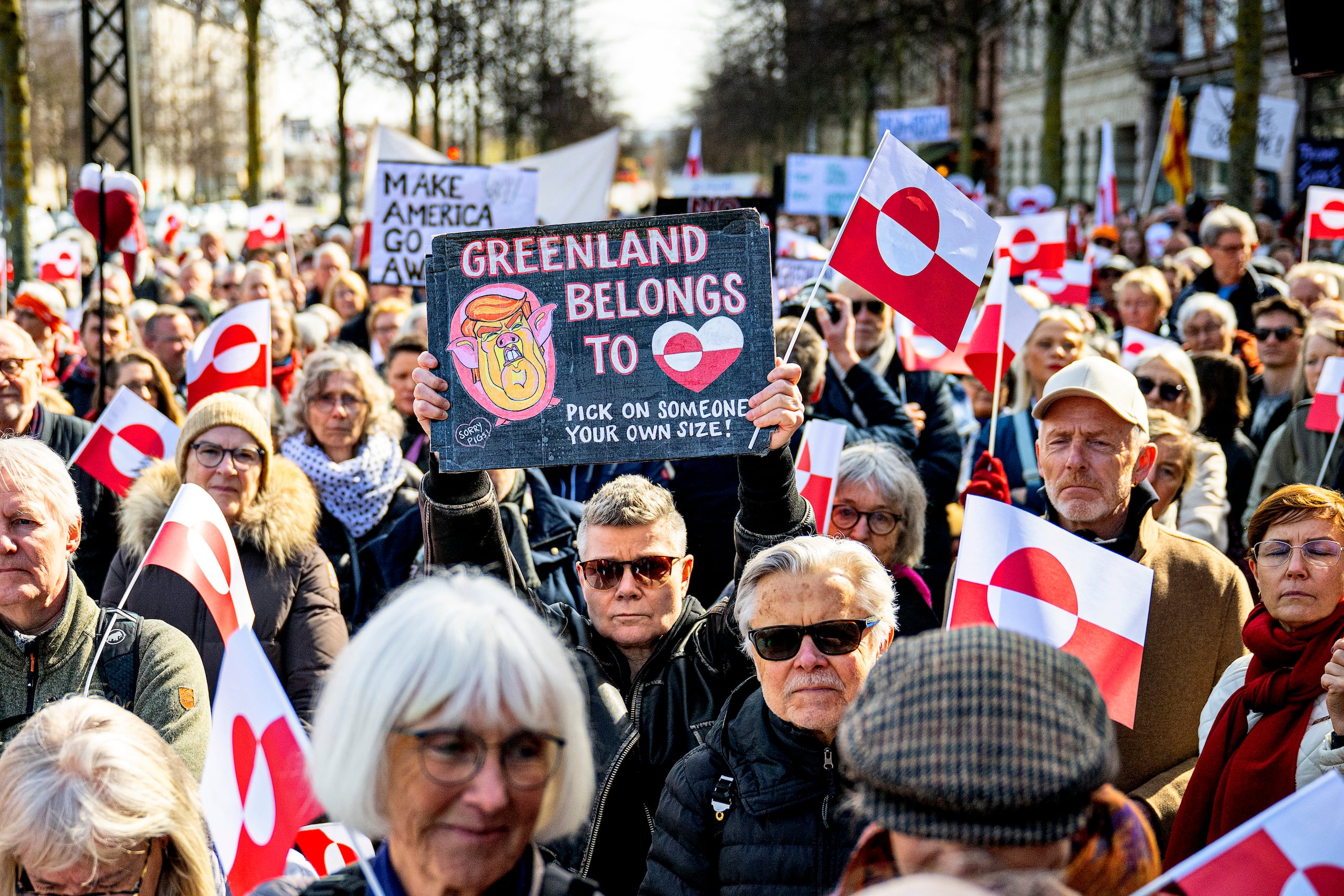 La Comisión Europea ha respaldado a Dinamarca y Groenlandia ante las pretensiones de Trump mientras que el presidente del Gobierno autónomo de la isla, Jens-Frederik Nielsen, ha abogado por evitar el “pánico”.