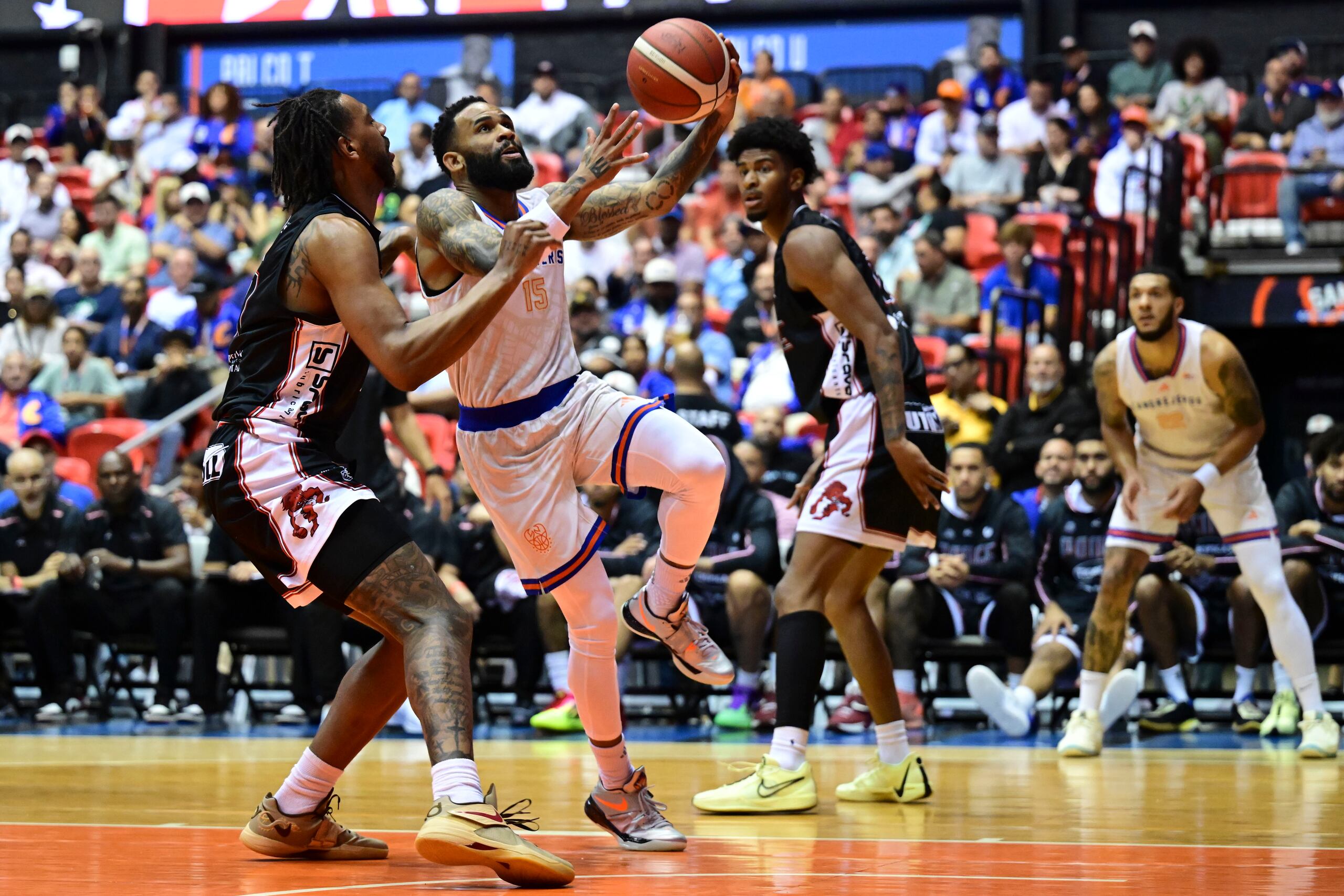Walter Hodge, armador de los Cangrejeros de Santurce, busca atacar el canasto frente a la defensa de los Leones de Ponce en un partido celebrado en el Coliseo Roberto Clemente.