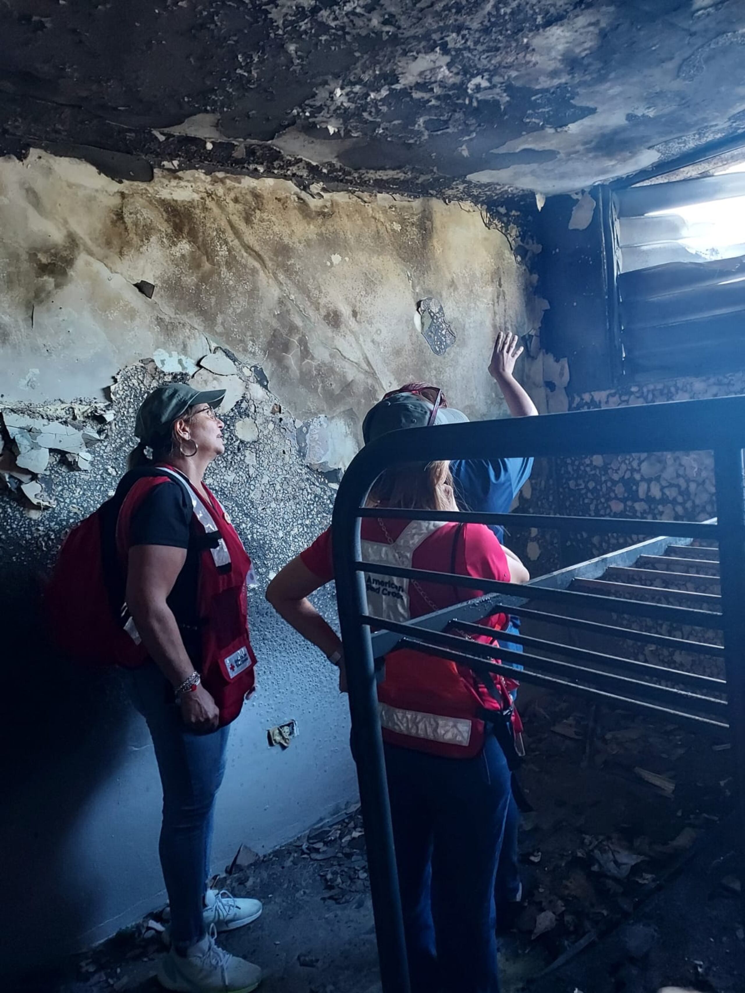 Personal voluntario de la Cruz Roja Americana visita los hogares afectados por fuego y ofrecen asistencia económica a las familia.