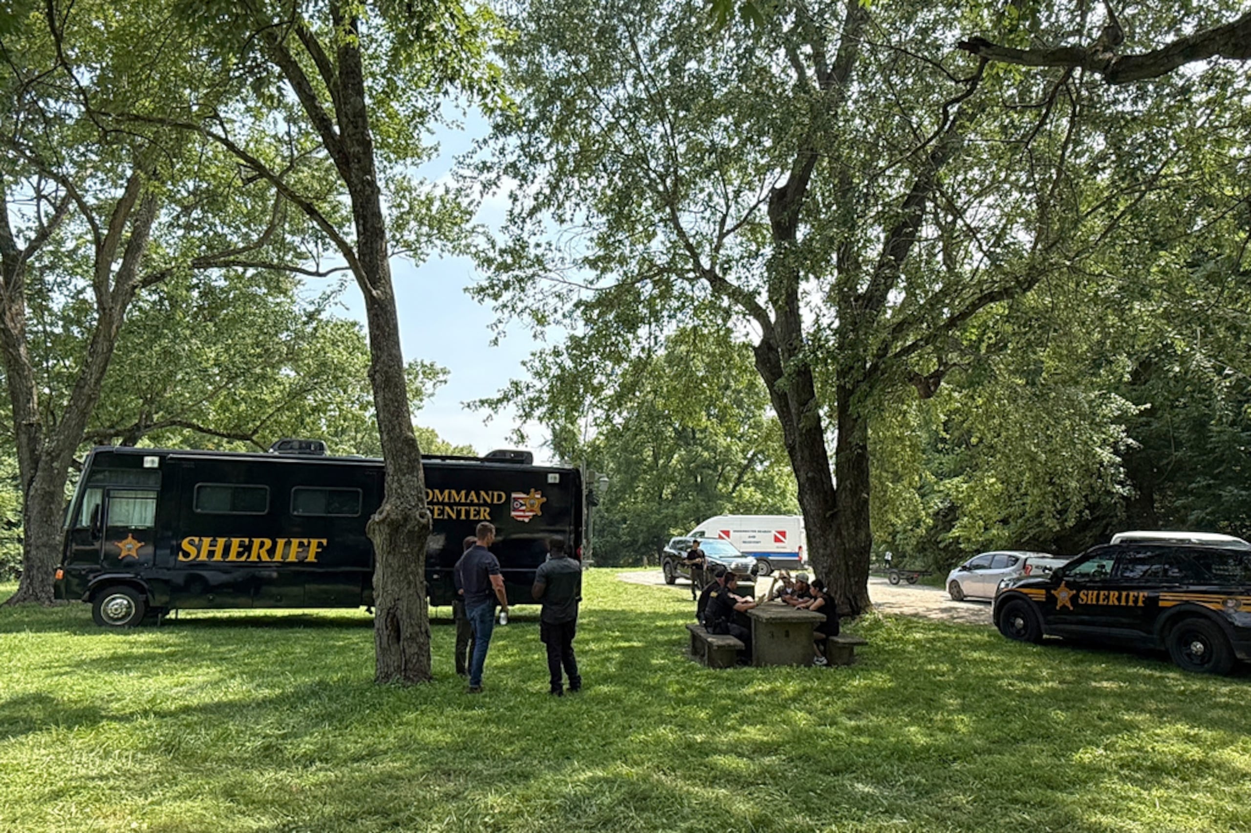 Funcionarios permanecen en un área de operaciones luego de una misión de recuperación de varias personas que murieron mientras intentaban salvar a alguien en el río Scioto, en el suburbio de Powell, Ohio, el lunes 20 de julio de 2026.