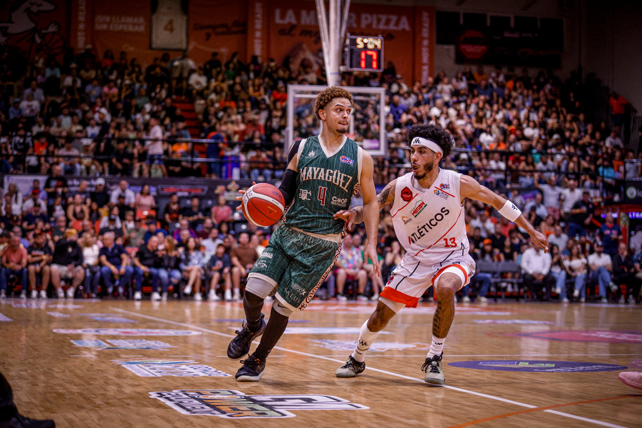 Georgie Pacheco, de los Indios de Mayagüez, maneja el balón ante la defensa de André Curbelo, de los Atléticos de San Germán.
