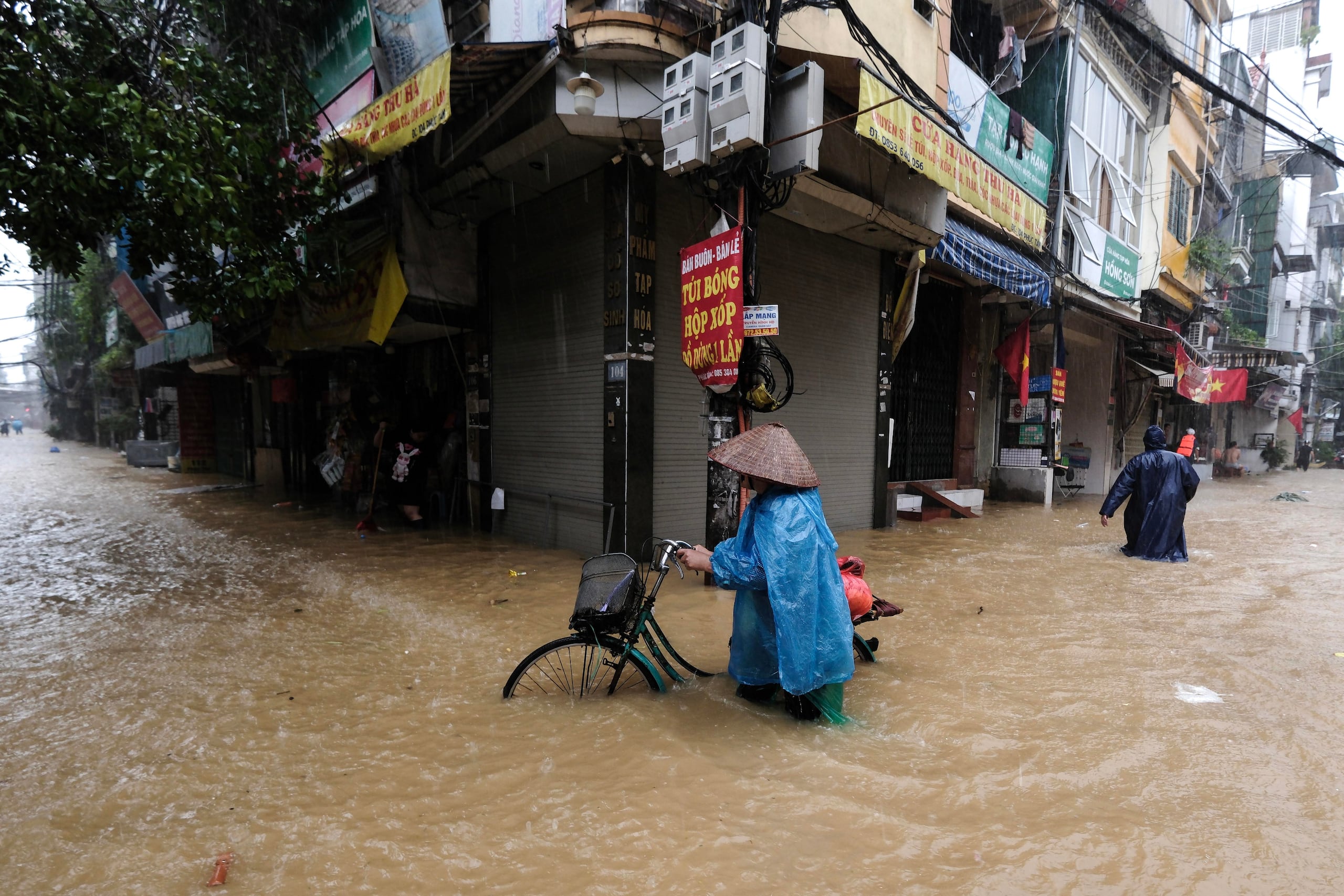 Tras pasar por Vietnam, Yagi, que golpeó anteriormente Filipinas, donde dejó 21 muertos, y China, con 4 fallecidos, siguió como tormenta tropical hacia Laos y Tailandia, donde dejó una decena de víctimas mortales.