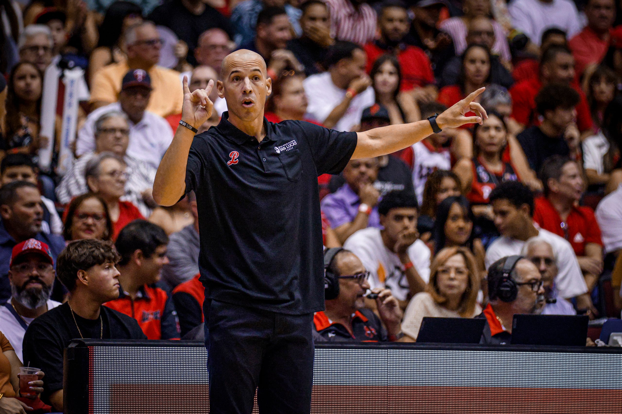 Carlos Rivera, dirigente de los Leones de Ponce, imparte instrucciones durante el quinto juego de la final de la Conferencia B del BSN.