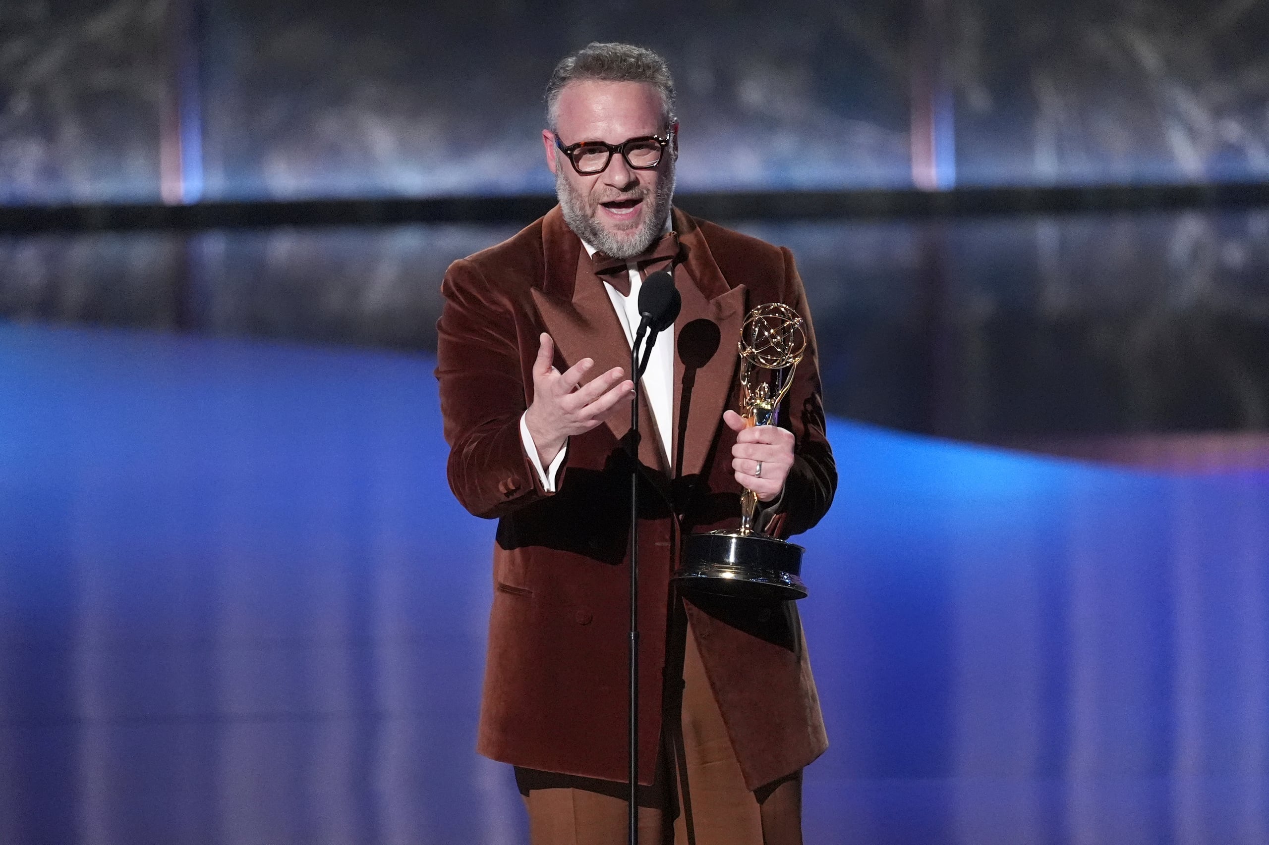 Seth Rogen acepta el premio al mejor actor principal en una serie de comedia por "The Studio" en la 77a edición de los Premios Emmy el domingo 14 de septiembre de 2025 en el Teatro Peacock de Los Ángeles.