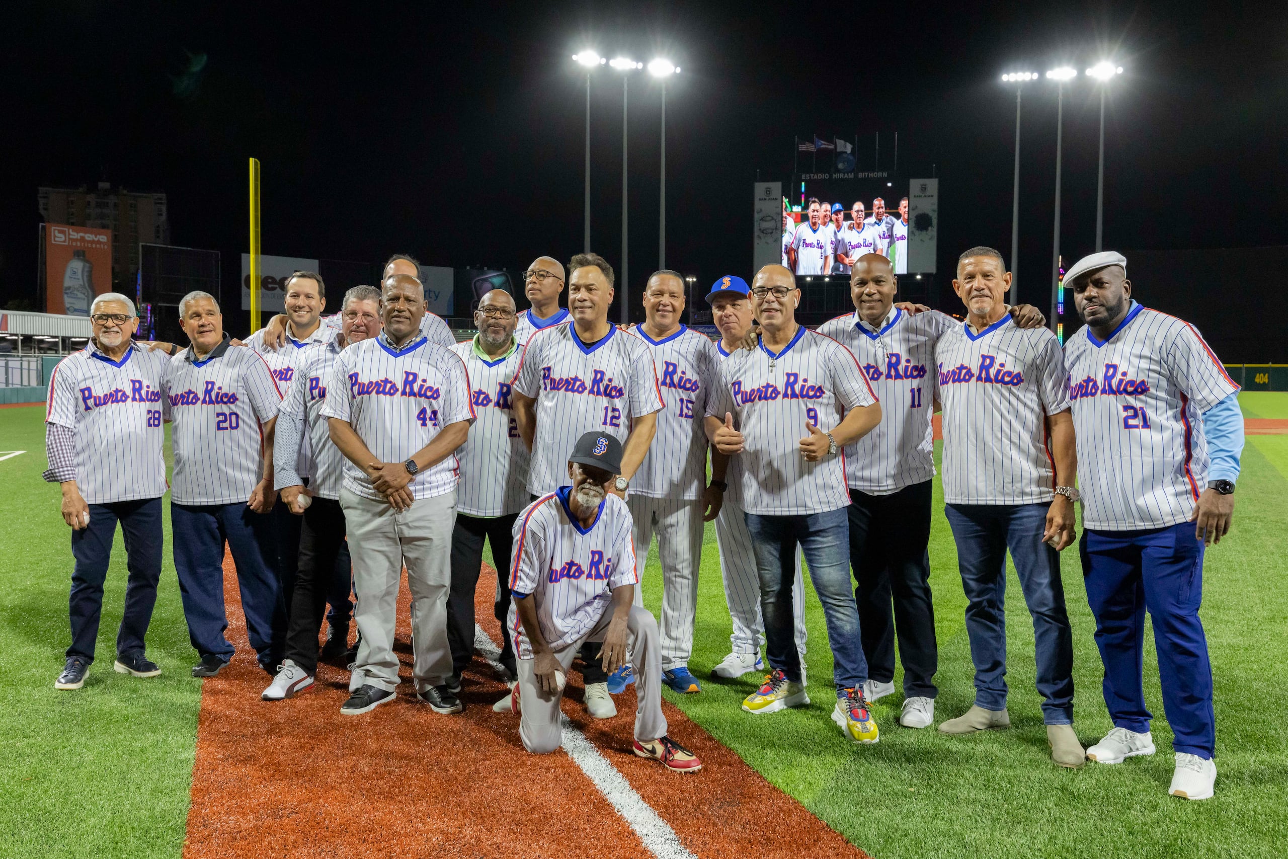 Los jugadores que fueron parte del 'Dream Team' de la Serie del Caribe de 1995, en el Estadio Hiram Bithorn, de San Juan, el pasado 12 de diciembre.