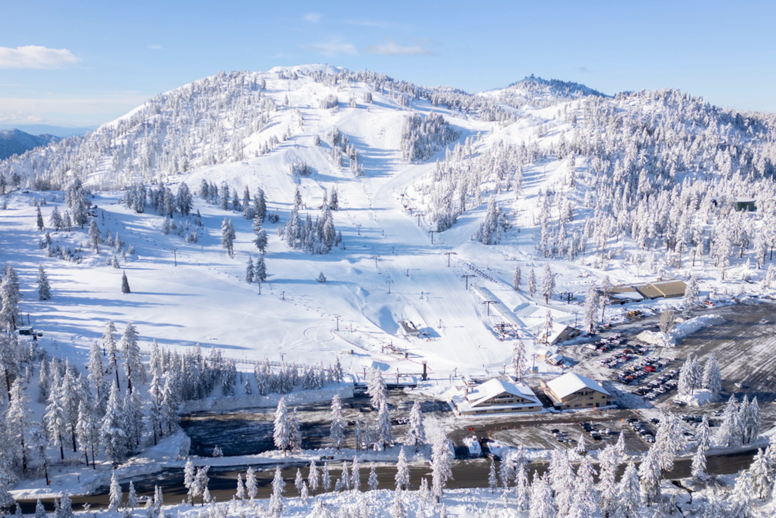 En esta fotografía proporcionada por Big Bear Mountain Resort, nieve fresca cubre la estación de esquí en Big Bear Lake, California, el 1 de abril de 2024.