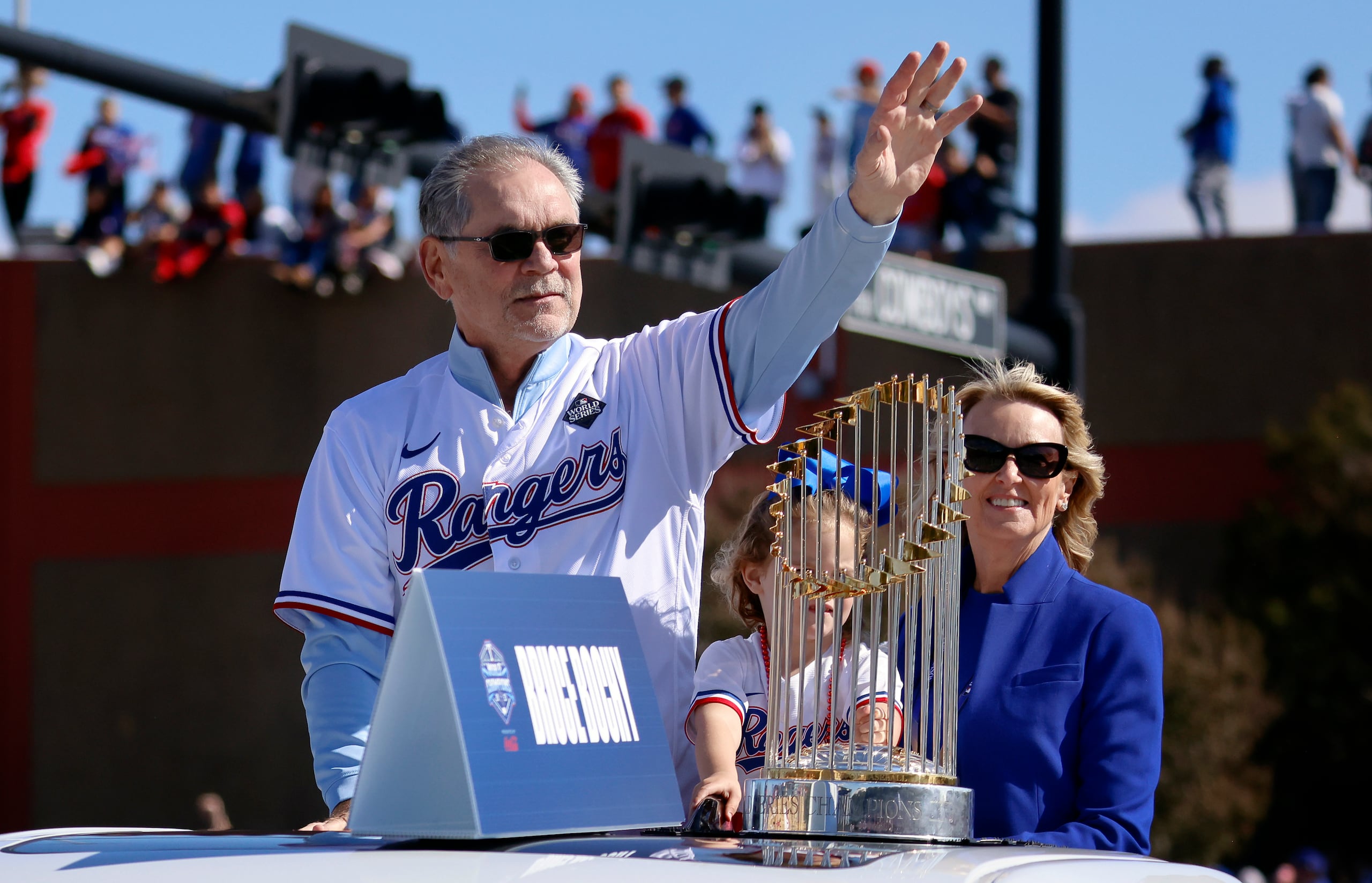 El mánager de los Rangers de Texas, Bruce Bochy, celebró el campeonato de su equipo en la Serie Mundial ante los Diamondbacks de Arizona.