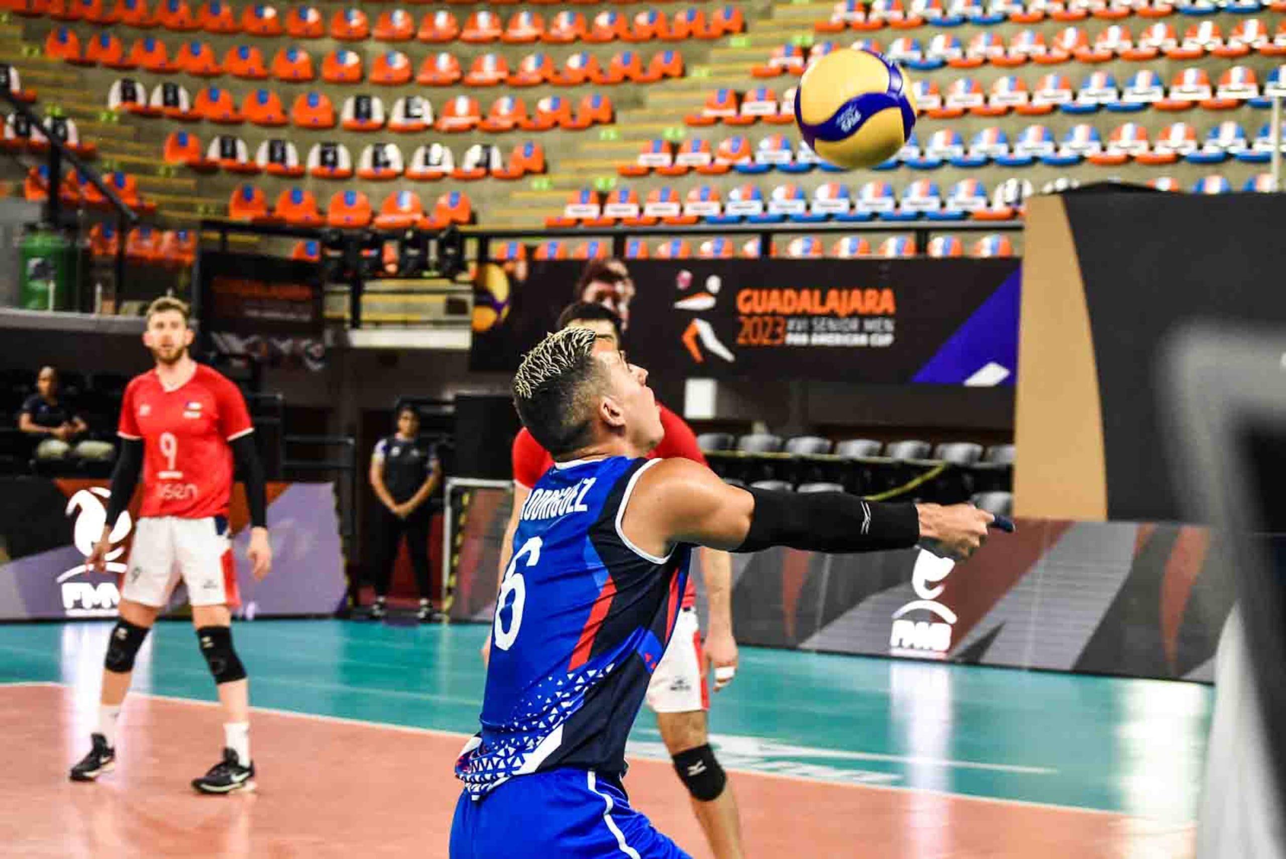 El acomodador de Puerto Rico, Kevin Rodríguez, cruza al lado de la cancha de Chile para tratar de salvar un segundo toque durante el partido de la Selección este jueves en la Copa Panamericana.