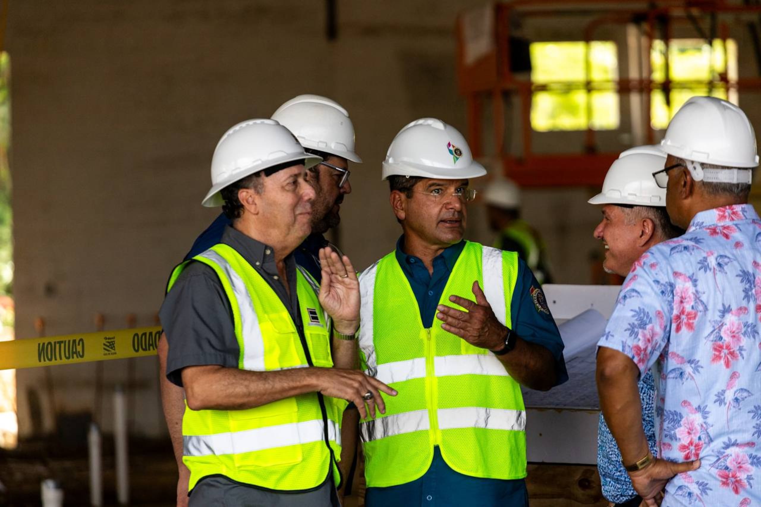 Pierluisi explicó que la primera fase incluye el trabajo de sitio necesario como limpieza, nivelación, excavación, instalación de utilidades y trabajo de fundación.
