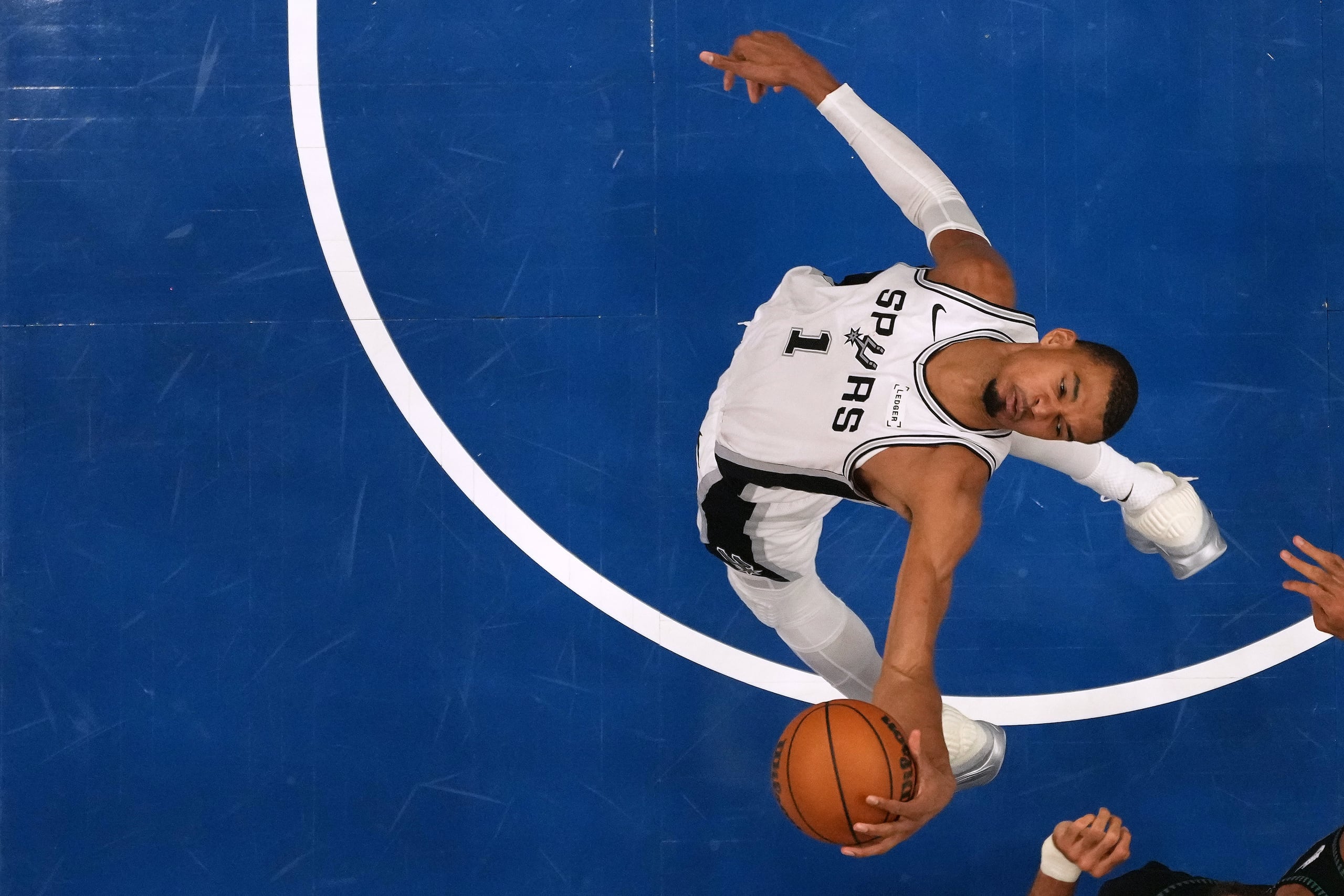 Victor Wembanyama durante el tercer juego de la Conferencia del Oeste entre los Spurs de San Antonio y los Timberwolves de Minnesota.