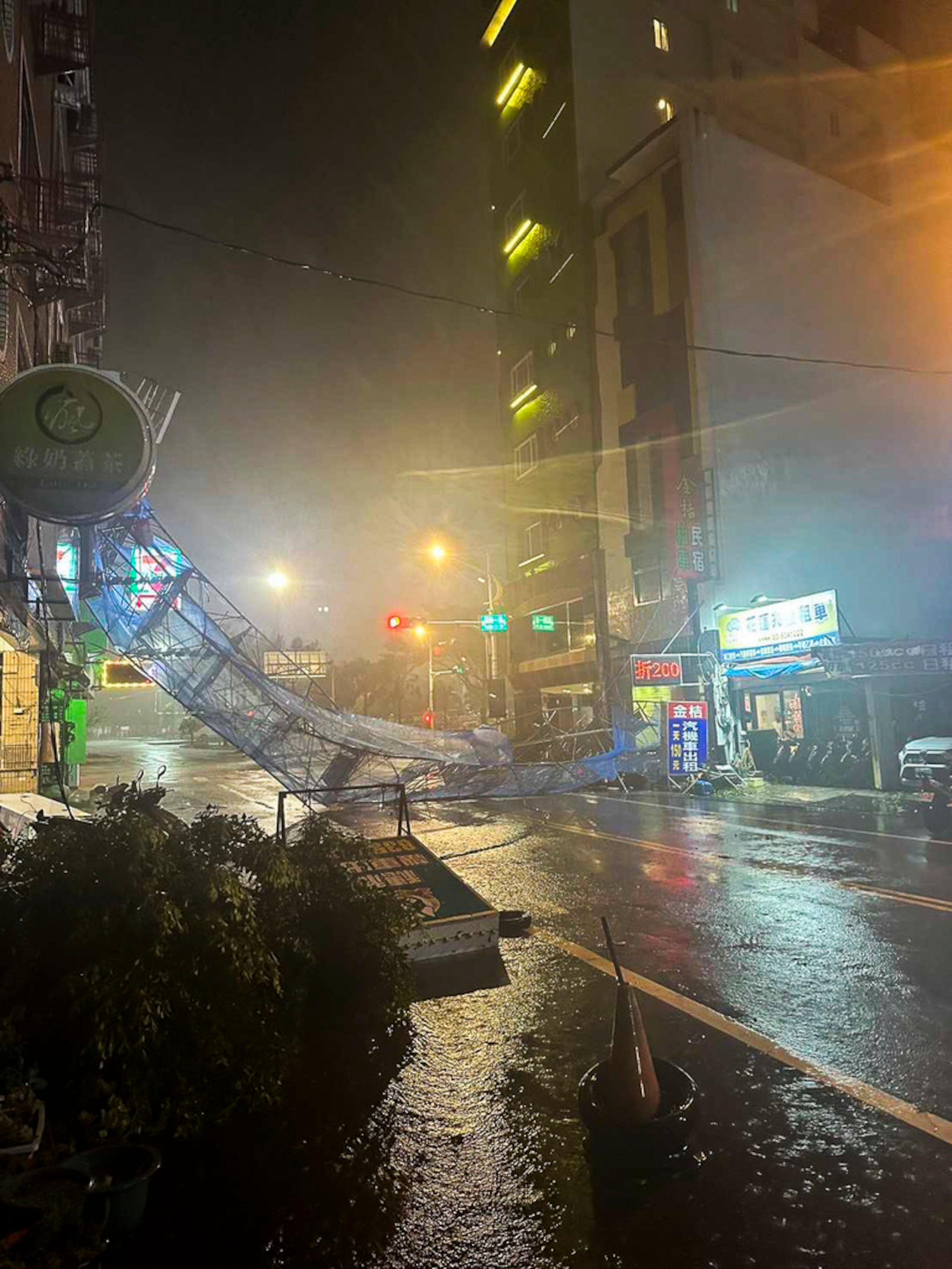 En esta foto tomada el 24 de julio de 2024 y publicada por el Departamento de Bomberos de Hualien, se muestran daños después de que el tifón Gaemi tocara tierra en el condado de Hualien, Taiwán.