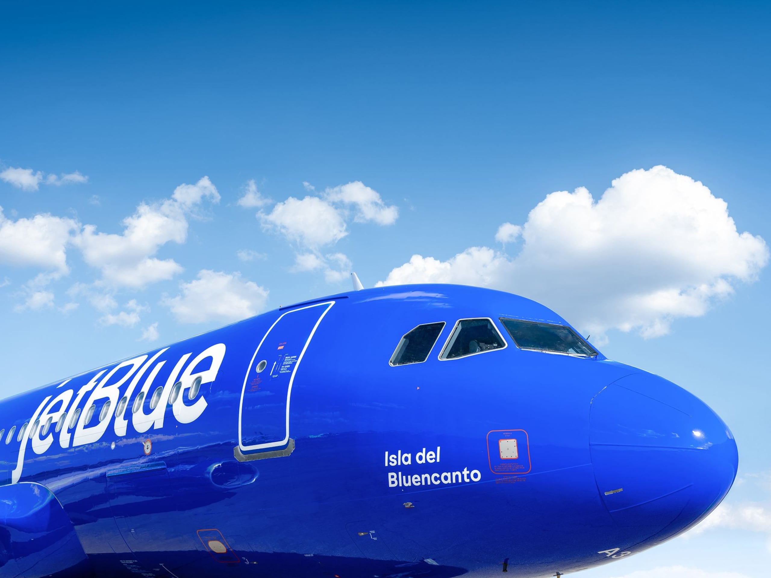 Derek Dombrowski, un portavoz de JetBlue, manifestó el domingo: “Hemos reportado este incidente a las autoridades federales y participaremos en cualquier investigación”.