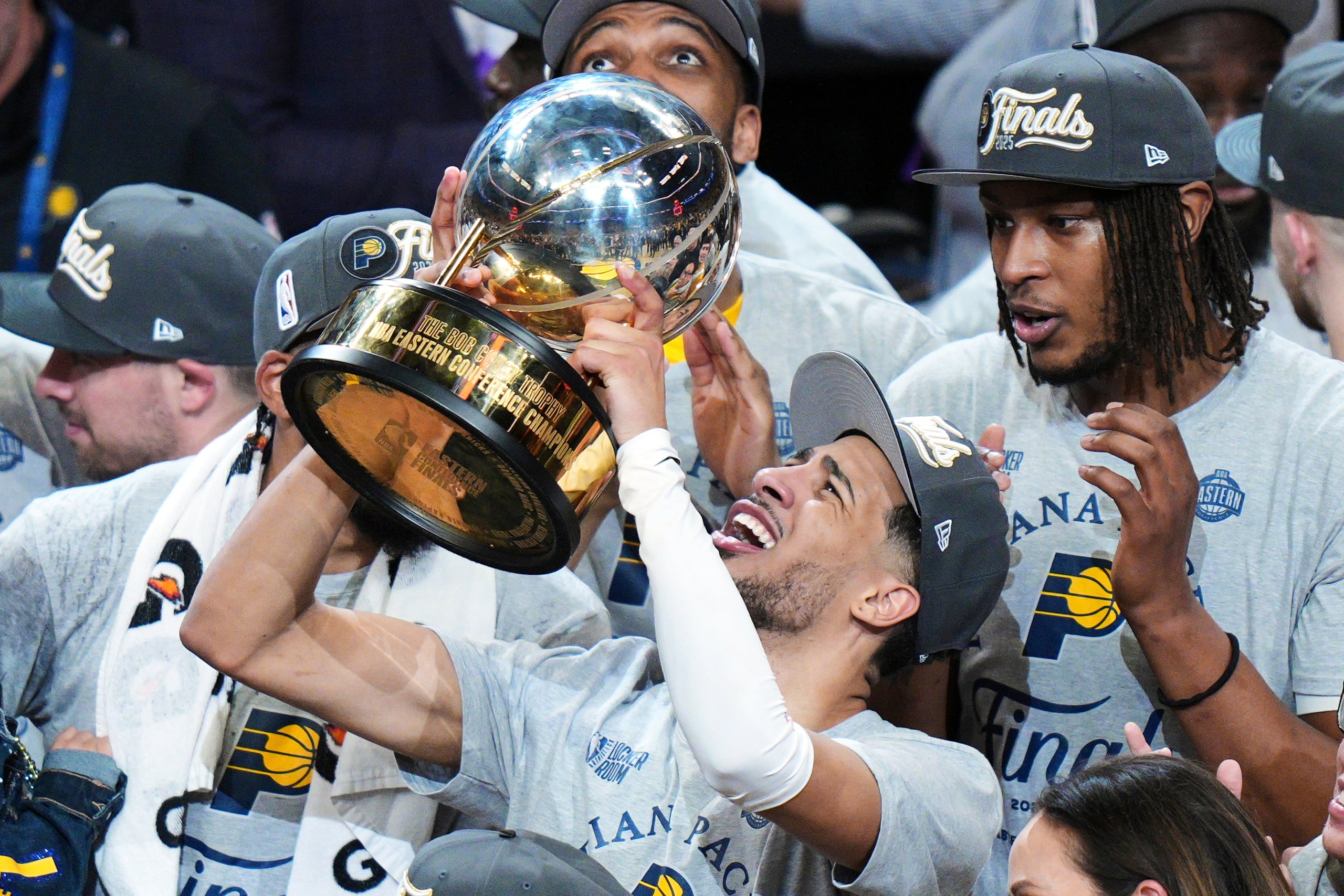 Tyrese Haliburton, de los Pacers de Indiana, levanta el trofeo de la Conferencia del Este tras vencer a los Knicks de Nueva York en el sexto juego.