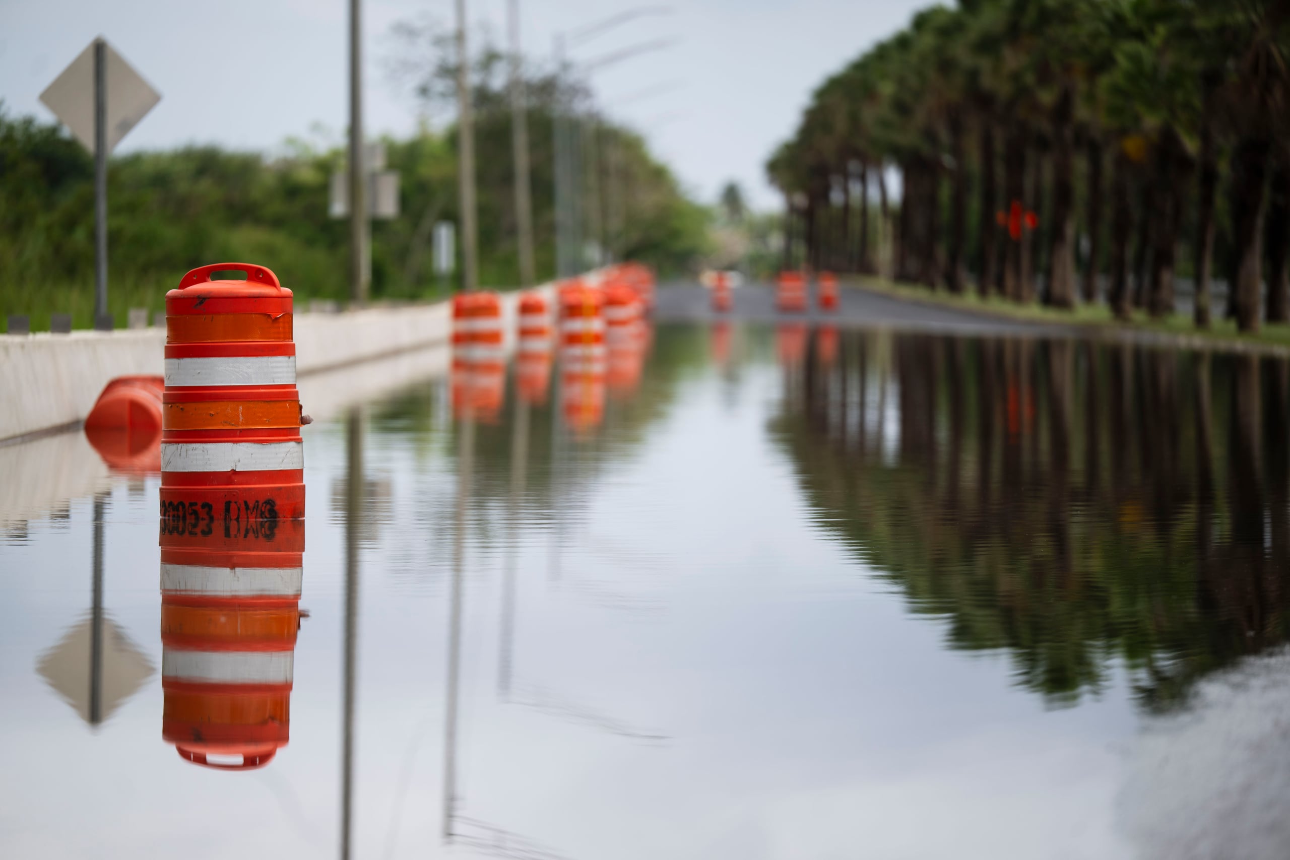 Se les recuerda a las personas a no cruzar carreteras inundadas.