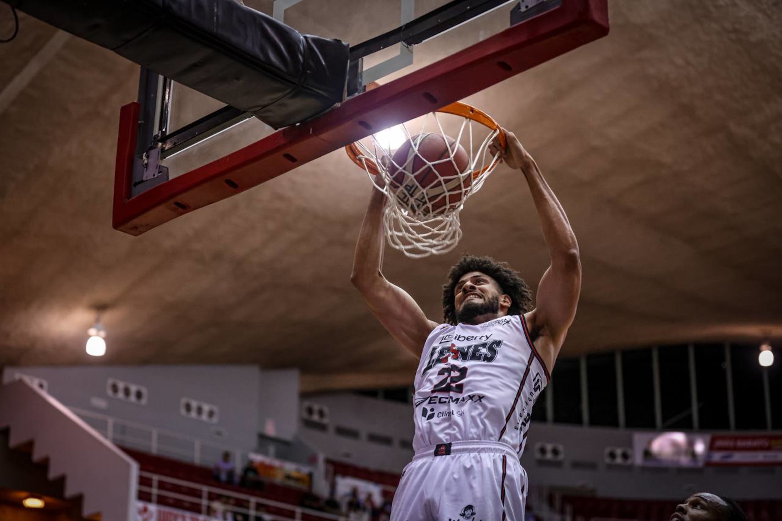 Christian Negrón donquea un balón en un partido de los Leones de Ponce.