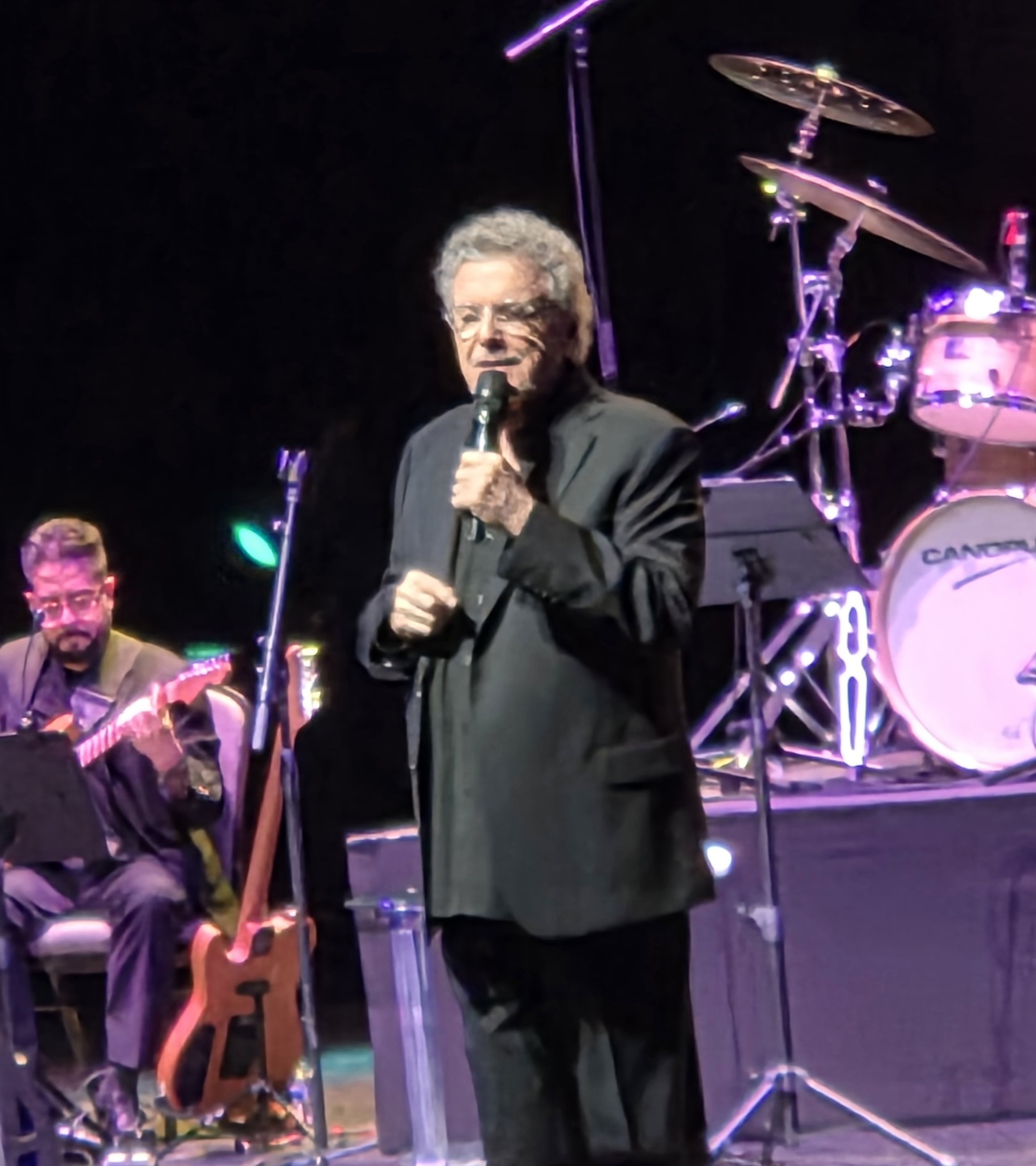 El cantante español complació al público que se dio cita en el CBA de Caguas con un recital de dos horas.