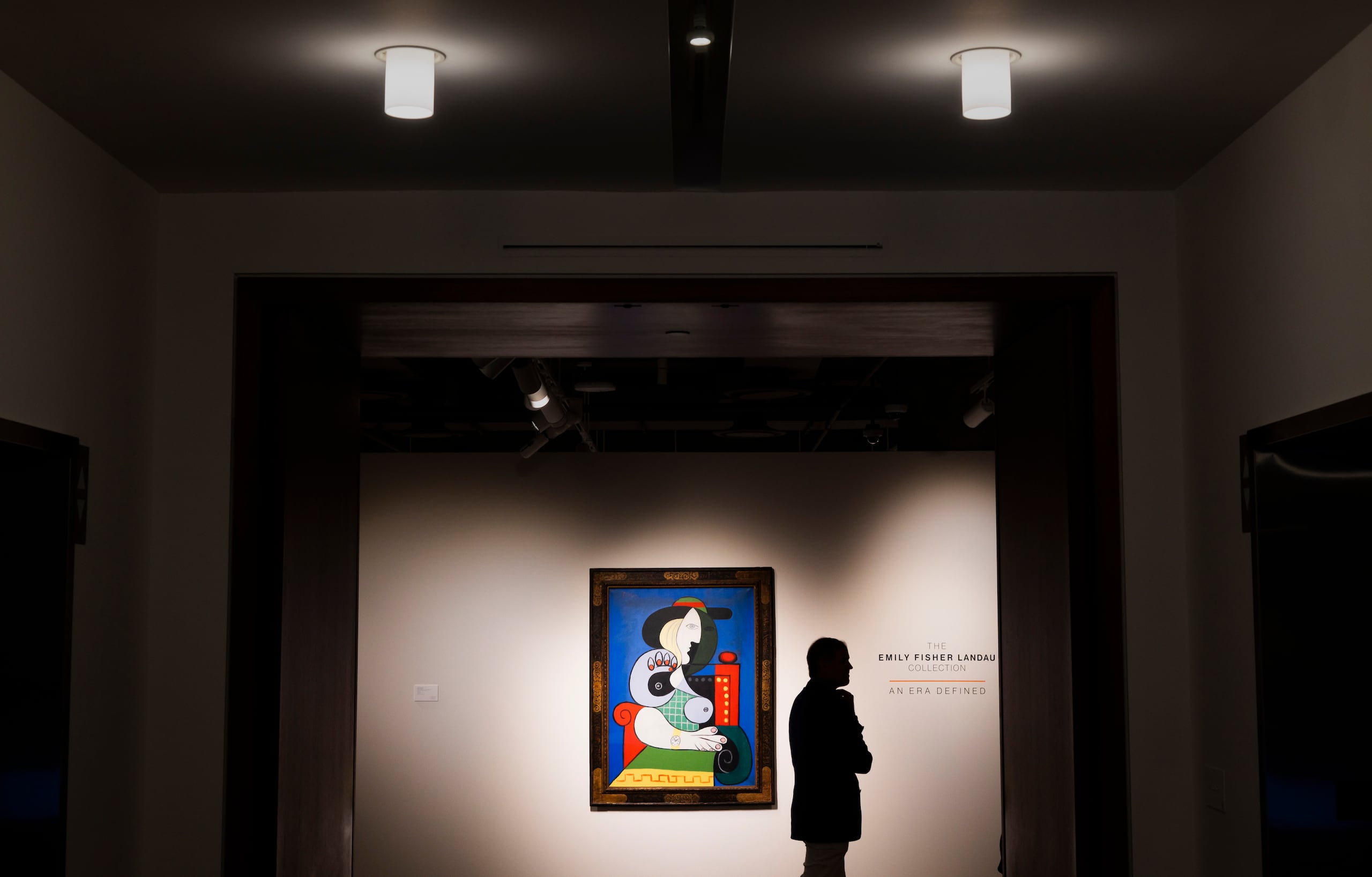 La obra "Femme à la montre" de Pablo Picasso expuesta en la sede de la casa de subastas Sotheby's en Nueva York.