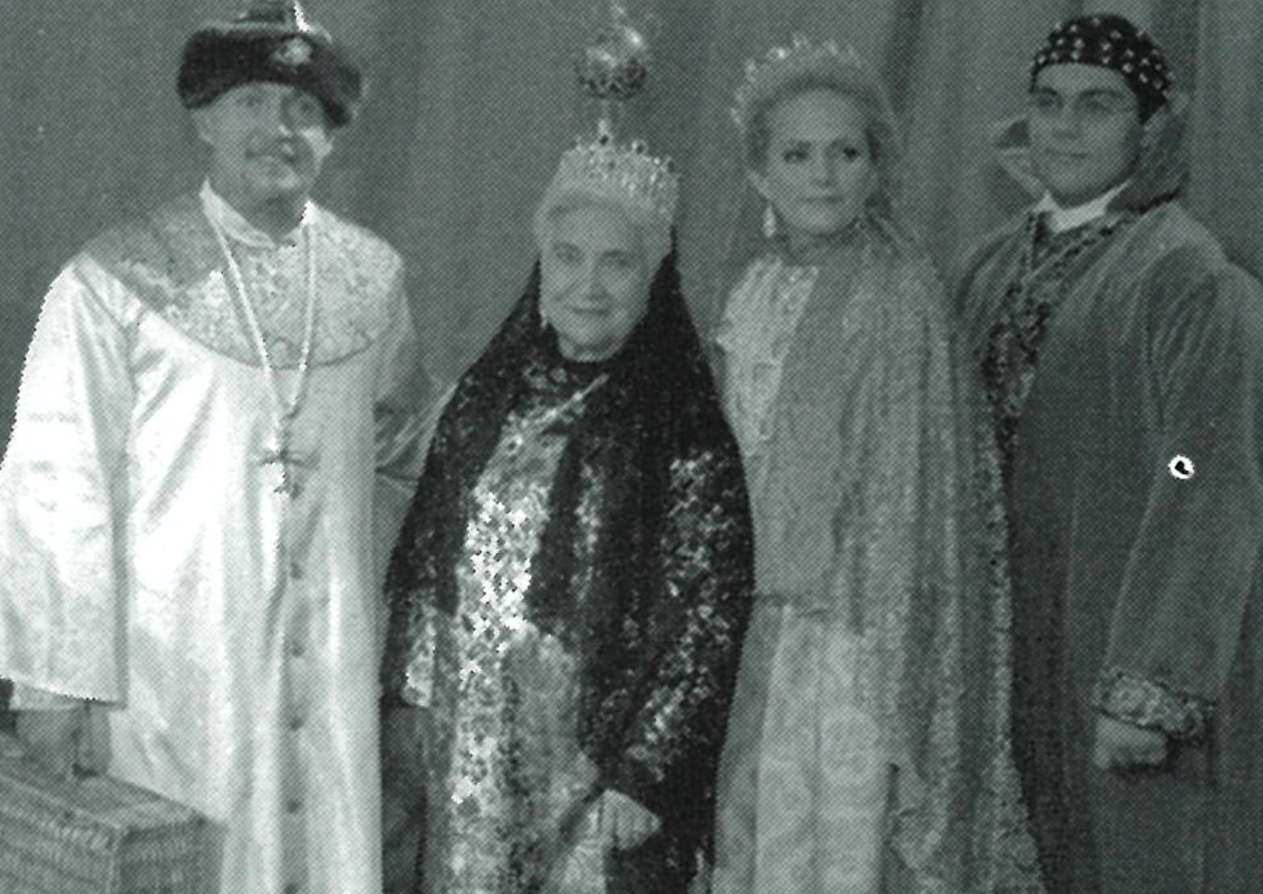 Con el “Esplendor ruso” como escenario, la gala de 2004 conectó a los invitados con la grandeza y profundidad cultural del país euroasiático. La familia Cabán fue la ganadora del certamen de vestuario.