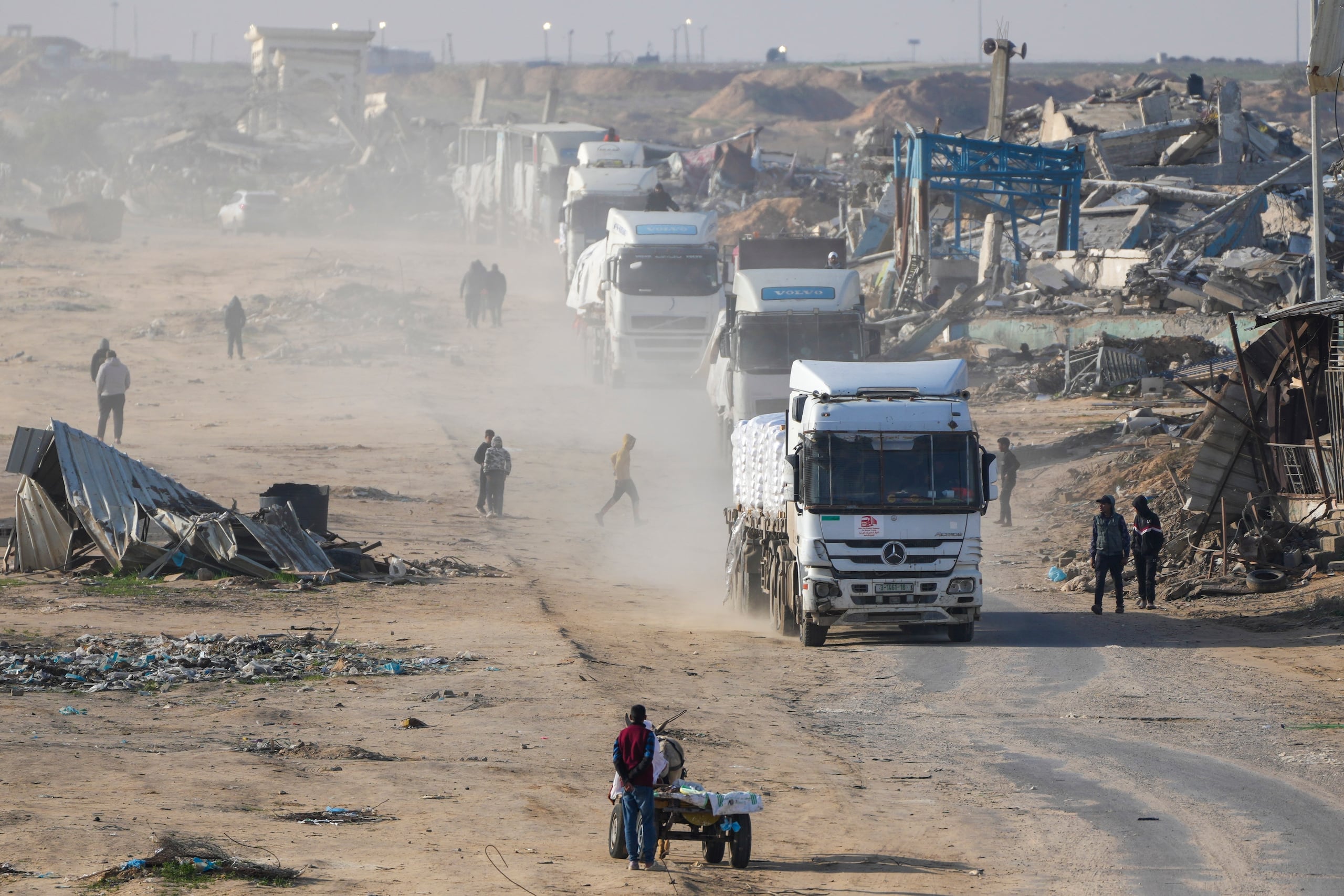 Camiones con ayuda humanitaria entran a la Franja de Gaza desde Egipto cerca de Rafah, el 12 de febrero del 2025. (AP foto/Abdel Kareem Hana)