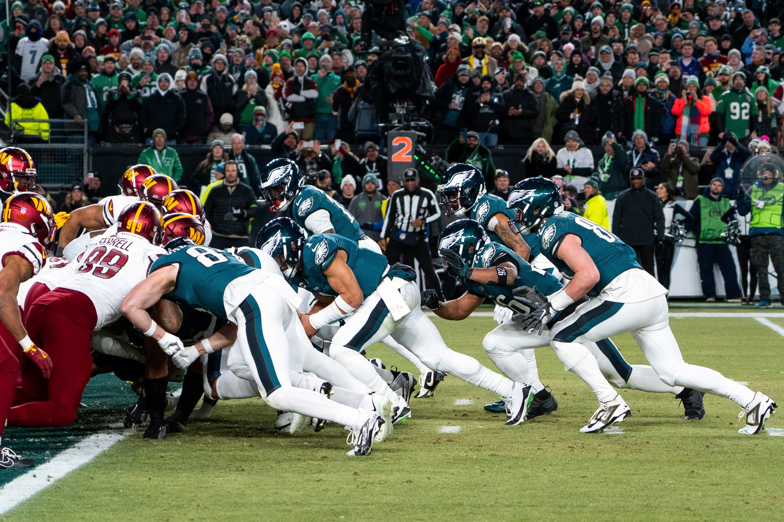 El quarterback de los Eagles de Filadelfia Jalen Hurts lidera la tush push frente a los Commanders de Washington en el juego de campeonato de la NFC.