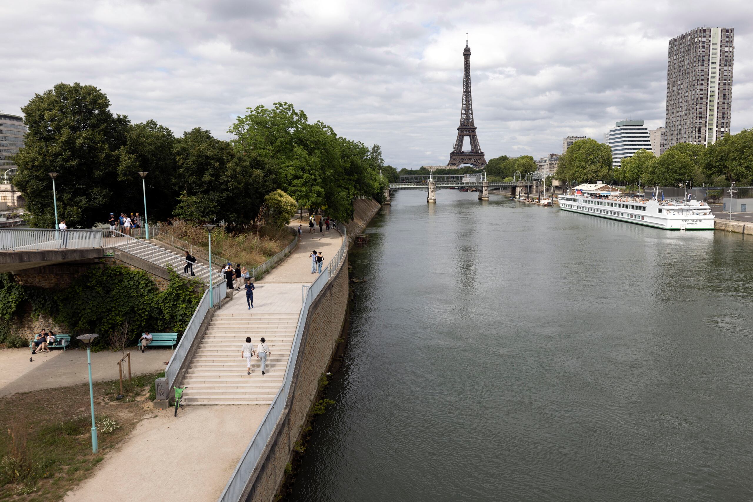 Entre los detalles de estos días está que las embarcaciones que pasean a turistas por el río Sena están prohibidas de hacer negocios.