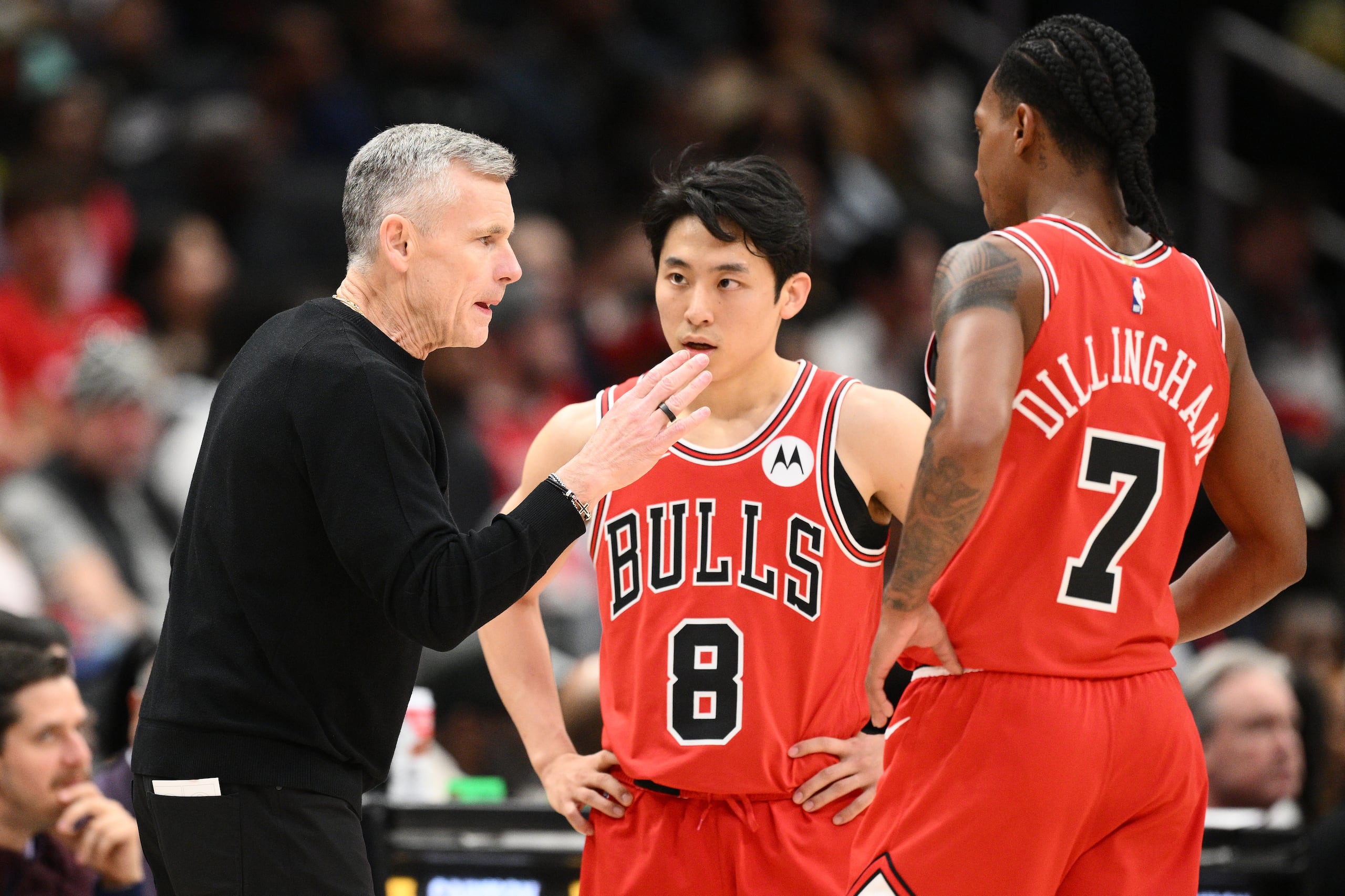 El entrenador de los Bulls de Chicago Billy Donovan habla con los bases Yuki Kawamura y Rob Dillingham en el encuentro ante los Wizards de Washington el jueves 9 de abril del 2026. (AP Foto/Nick Wass)