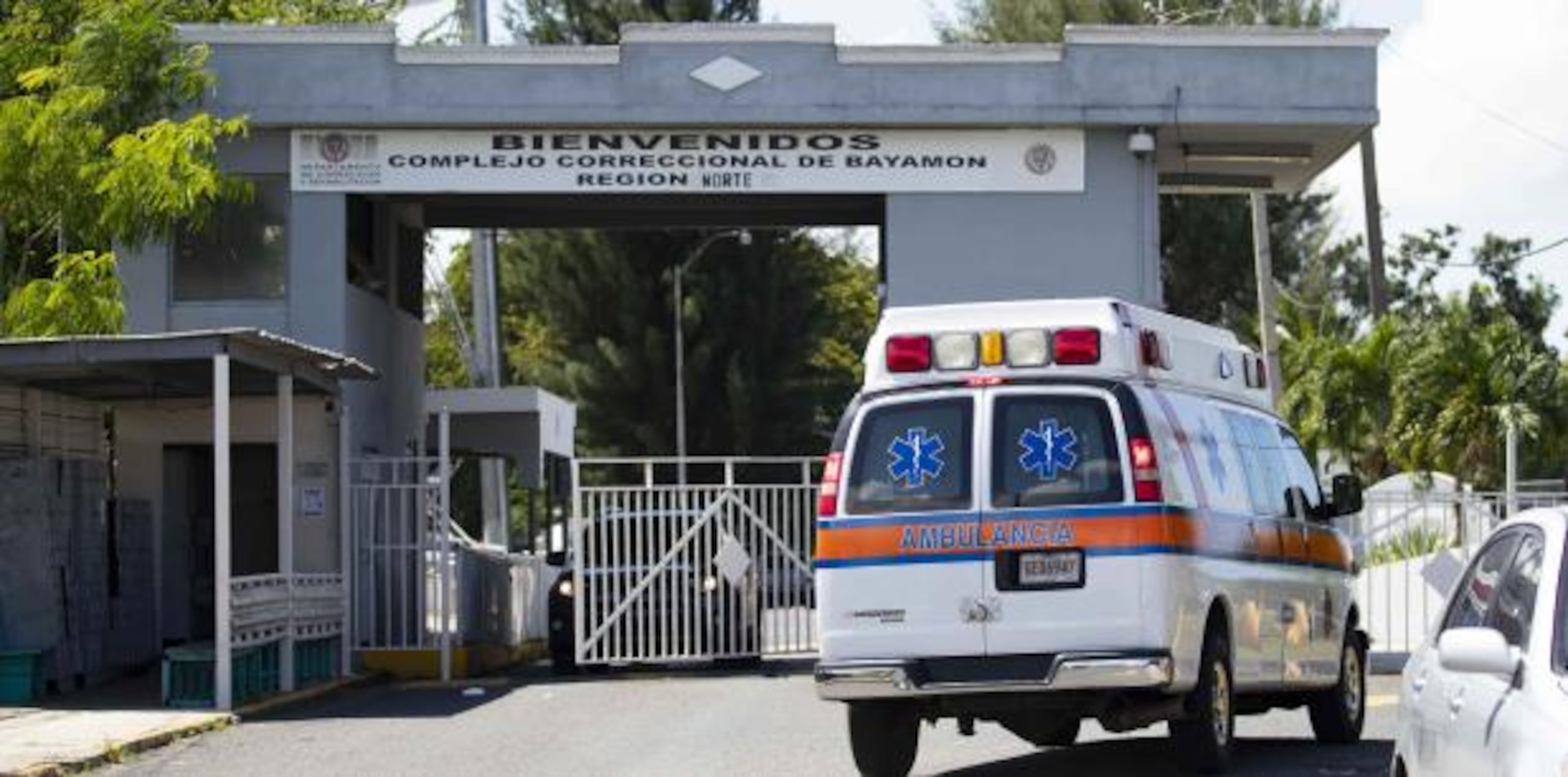 Una ambulancia se dirige al interior de la cárcel de Bayamón.  (tonito.zayas@gfrmedia.com)