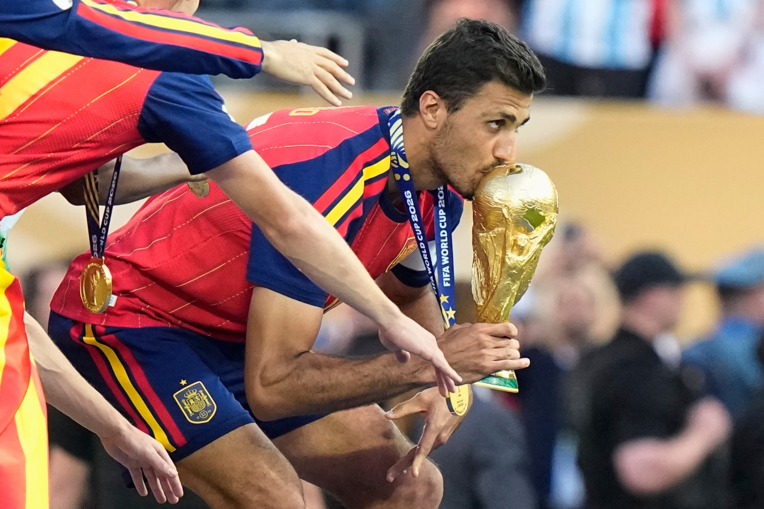 Rodri besa la Copa del Mundo antes de levantarla como el capitán de la selección de España.