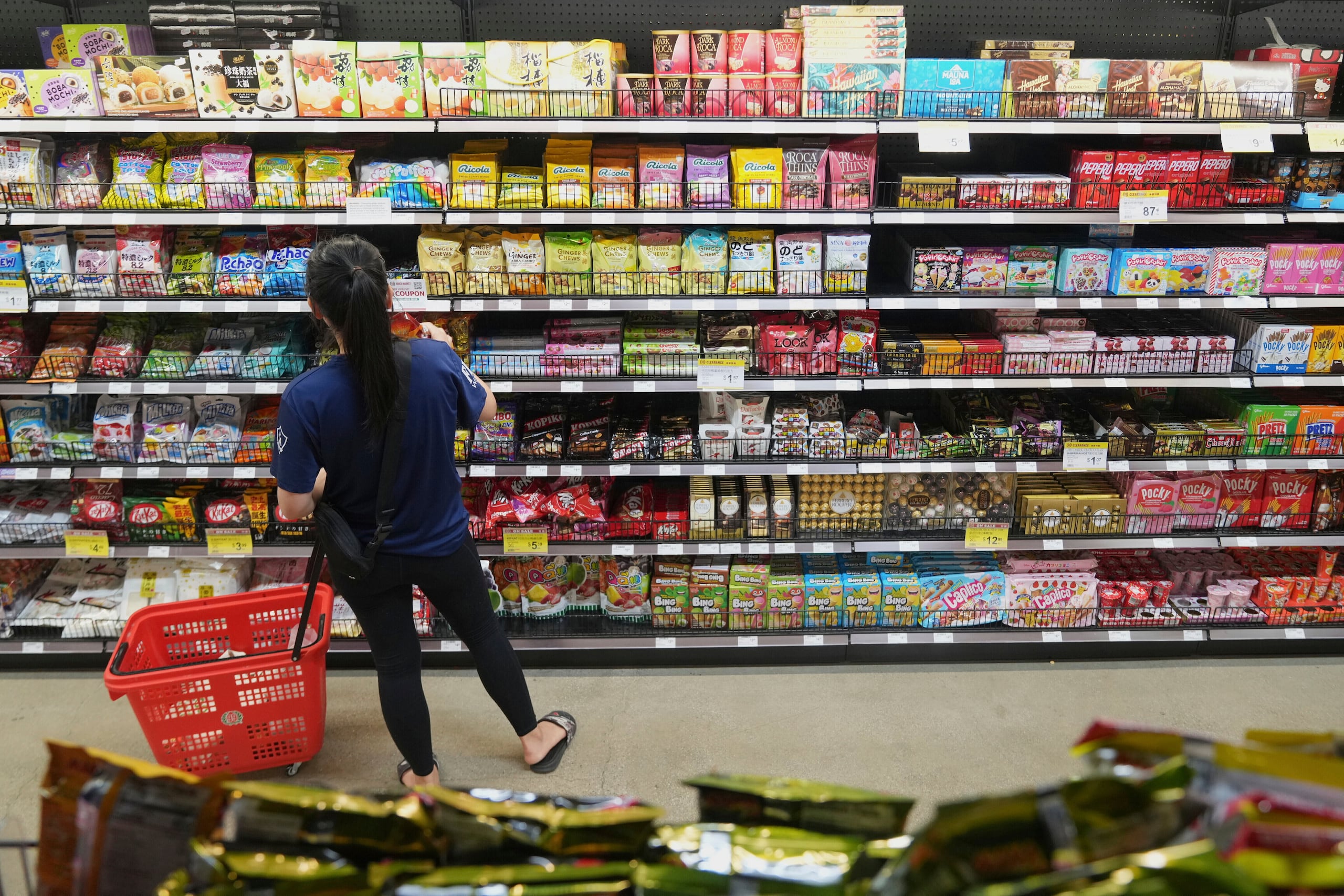 Según la encuesta, el 64% de los estadounidenses con los ingresos más bajos —quienes tienen ingresos familiares inferiores a 30,000 dólares al año— respondieron que el costo de los comestibles es un factor de estrés “mayor”.