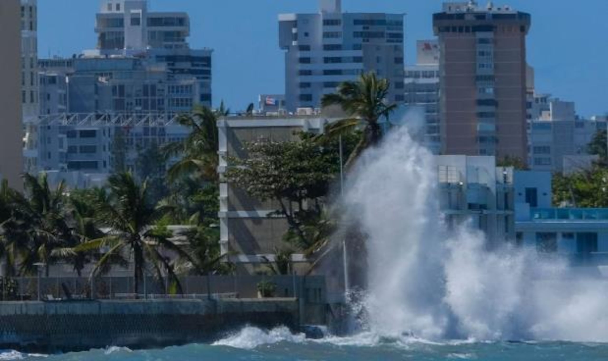 Marejada de los Muertos azota con furia en San Juan