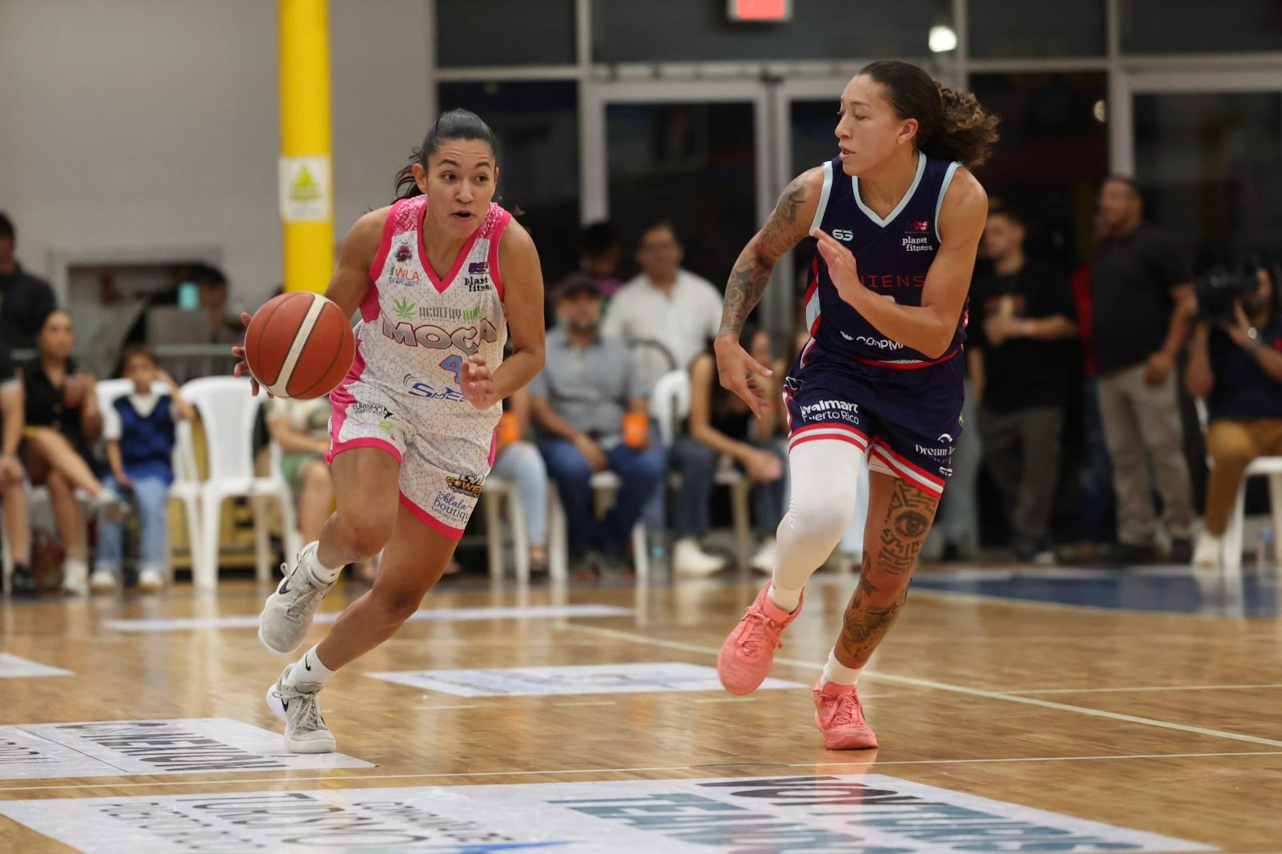 Hillary Martínez (izquierda) lideró la ofensiva de las Explosivas.