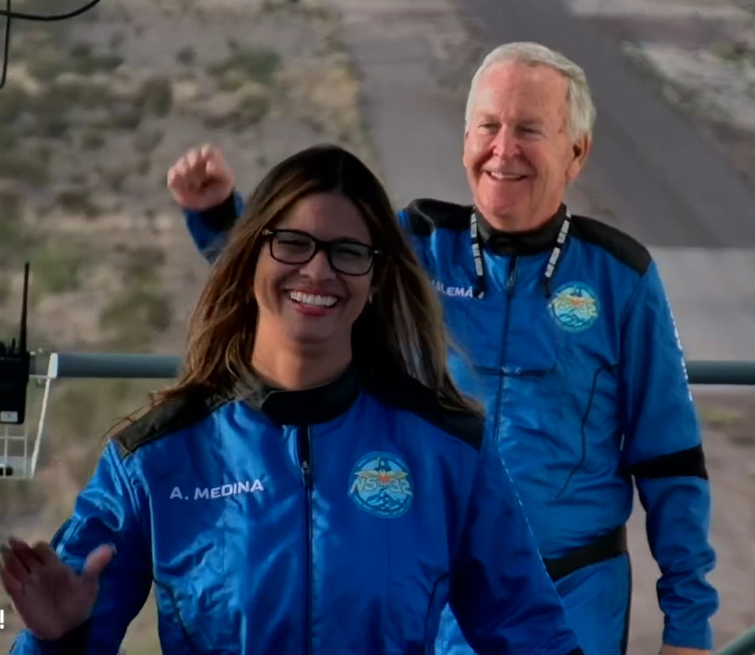 Aymette Medina Jorge da su mejor sonrisa tras tocar la campana.