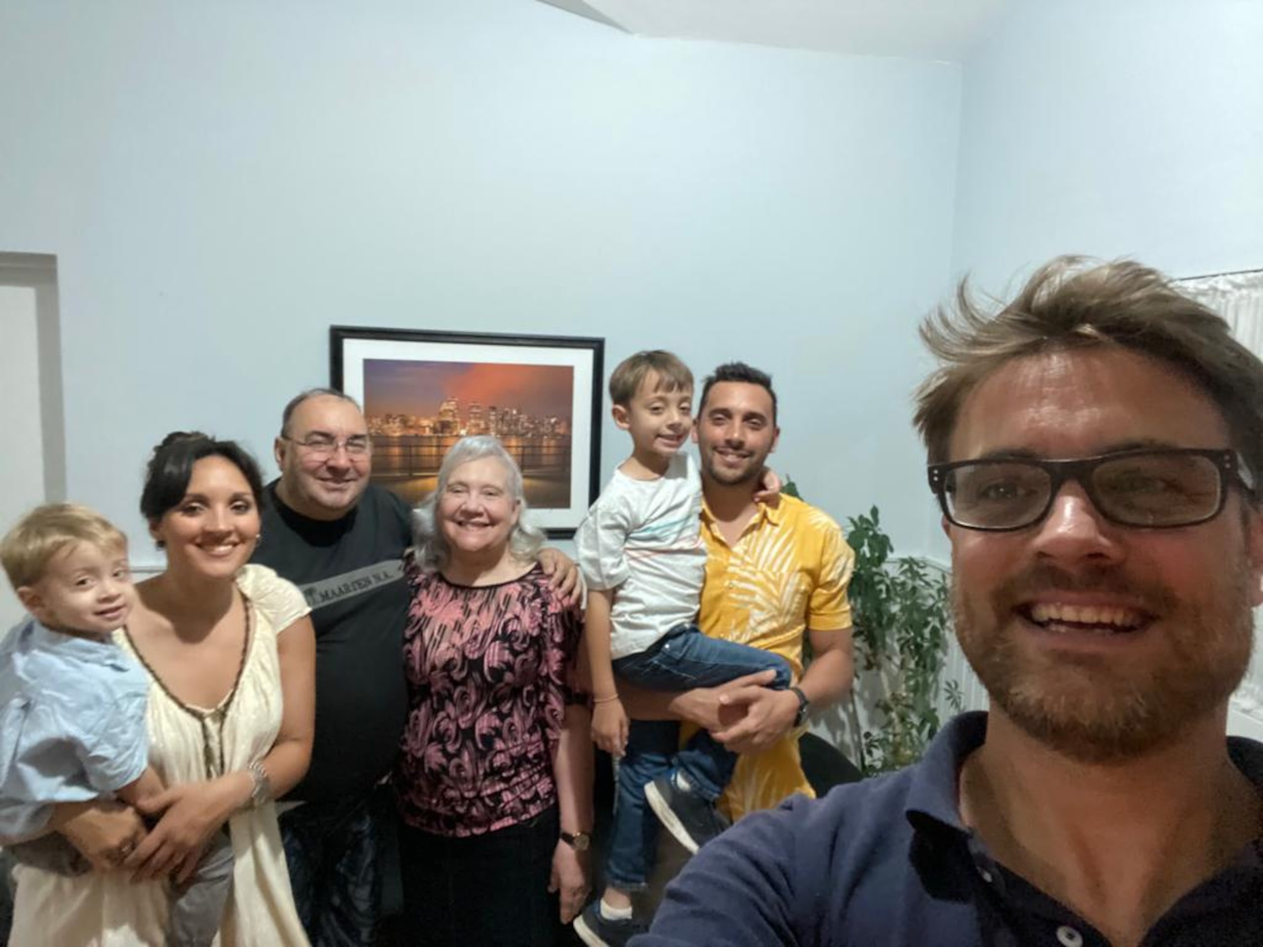 Alvarado Aponte con sus hijos, nietos, yerno y esposo.