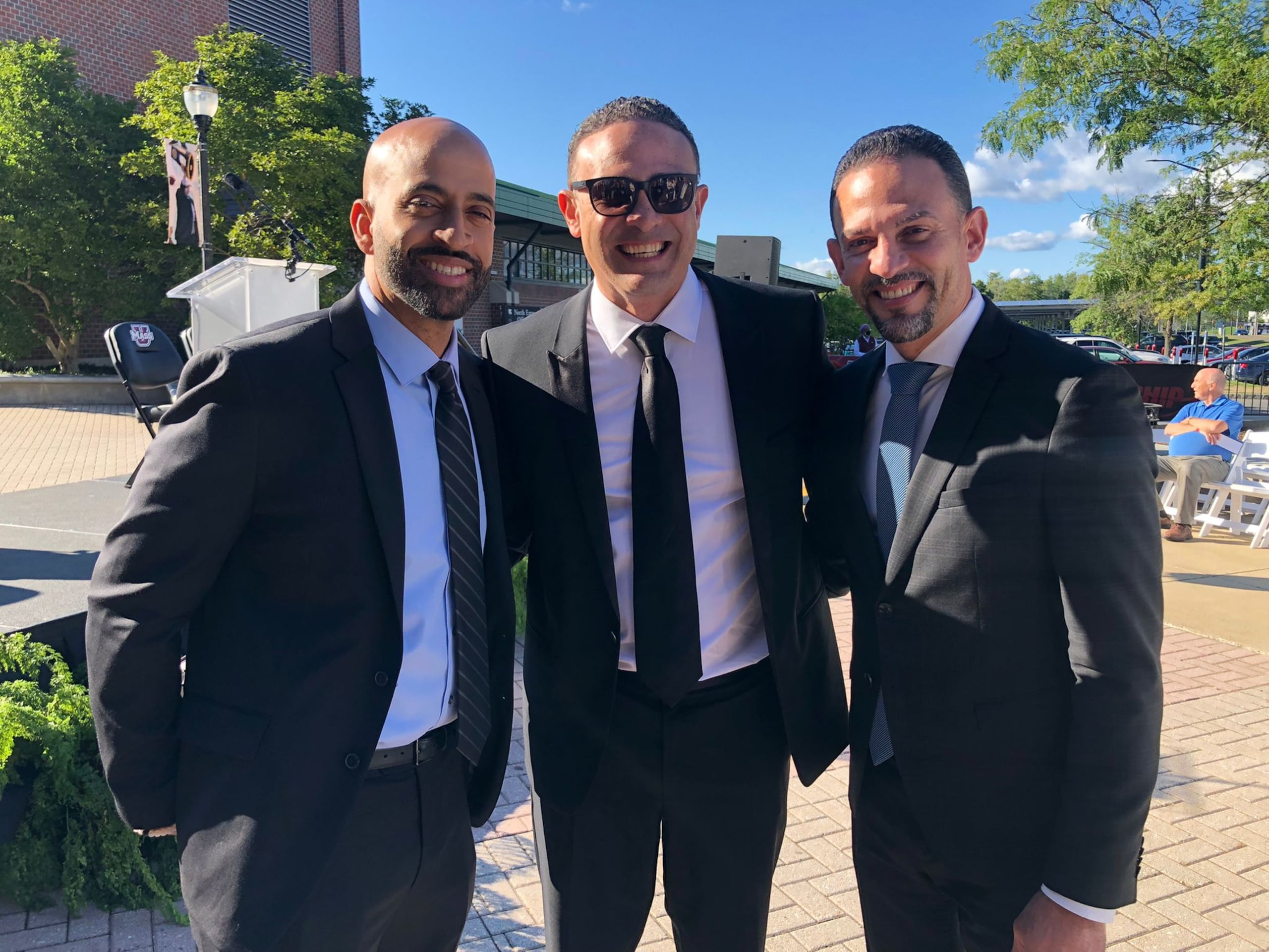 Edgar Padilla, a la derecha, aparece aquí en compañía de Carmelo Travieso (izquierda) y de su hermano Giddel Padilla (centro) en un reconocimiento que recibieron juntos en la Universidad de UMass hace un par de años.