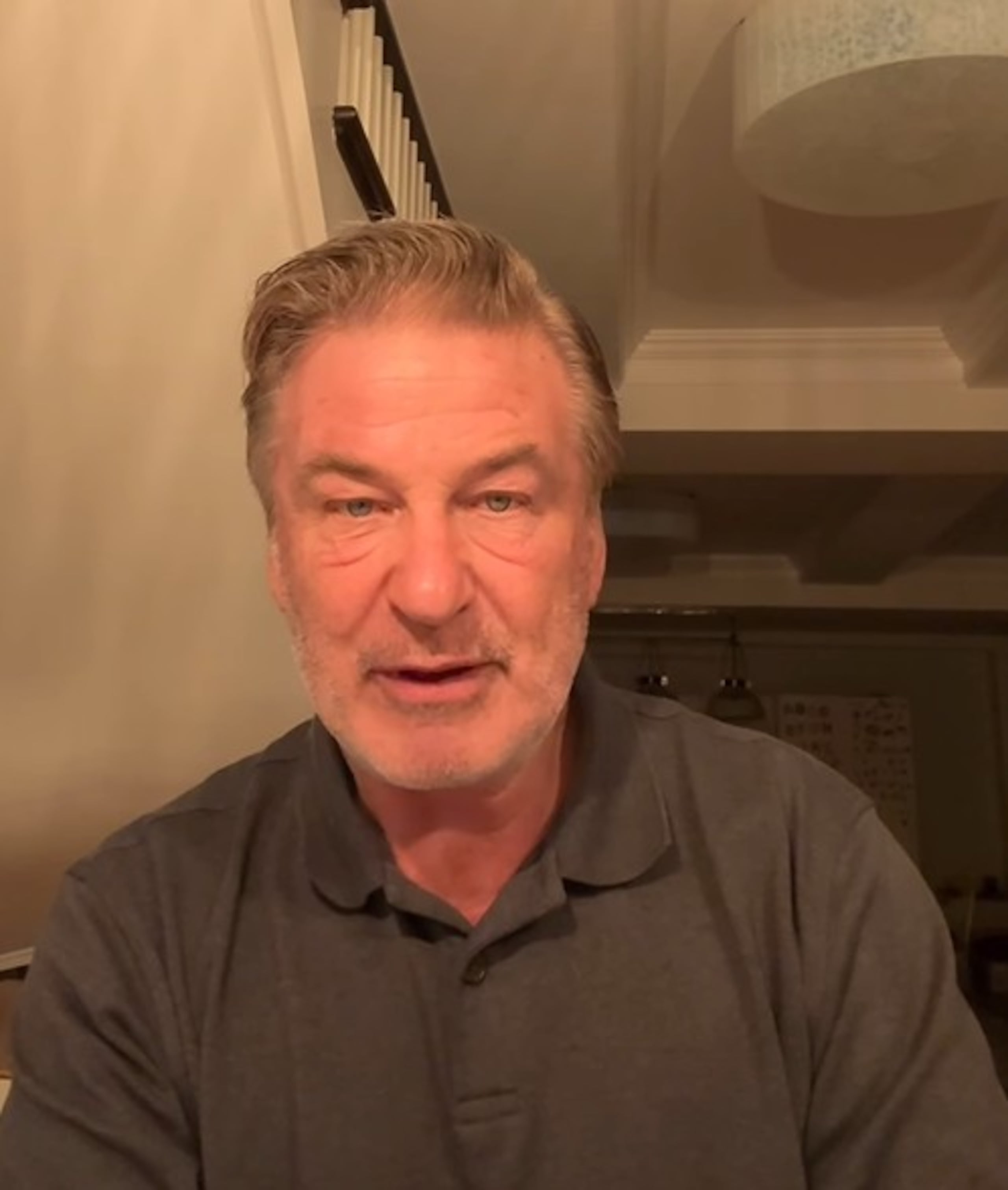 En un video publicado en Instagram, Alec Baldwin agradeció a la policía de East Hampton por su respuesta y manejo del accidente.