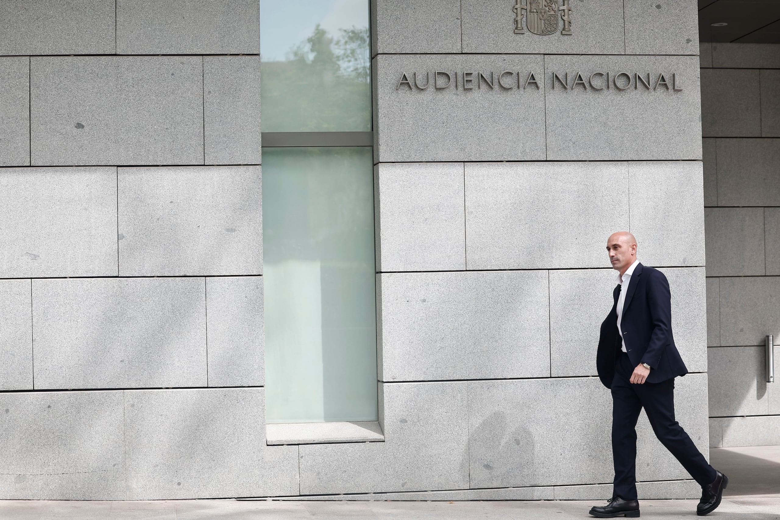 Rubiales fue inicialmente suspendido de manera provisional por 90 días y el pasado 30 de octubre se sustanció la inhabilitación por entender que infringió el artículo 13 del código del organismo tras la final, al llevarse las manos a los genitales en el palco tras el triunfo de España ante Inglaterra y besar en la boca a Jenni Hermoso en la entrega de medallas.