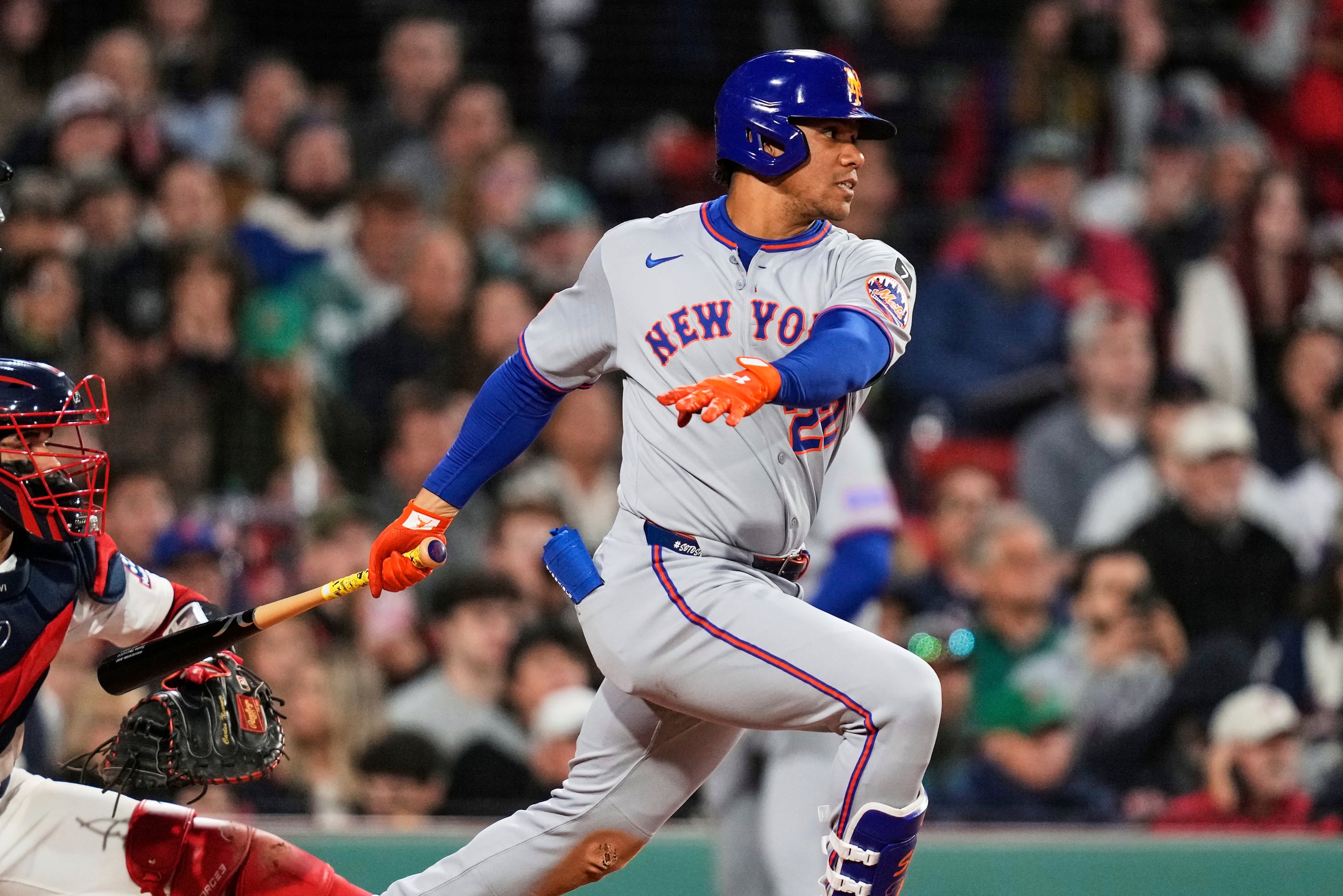 Juan Soto, de los Mets de Nueva York, después de conectar un sencillo frente a los Red Sox de Boston.