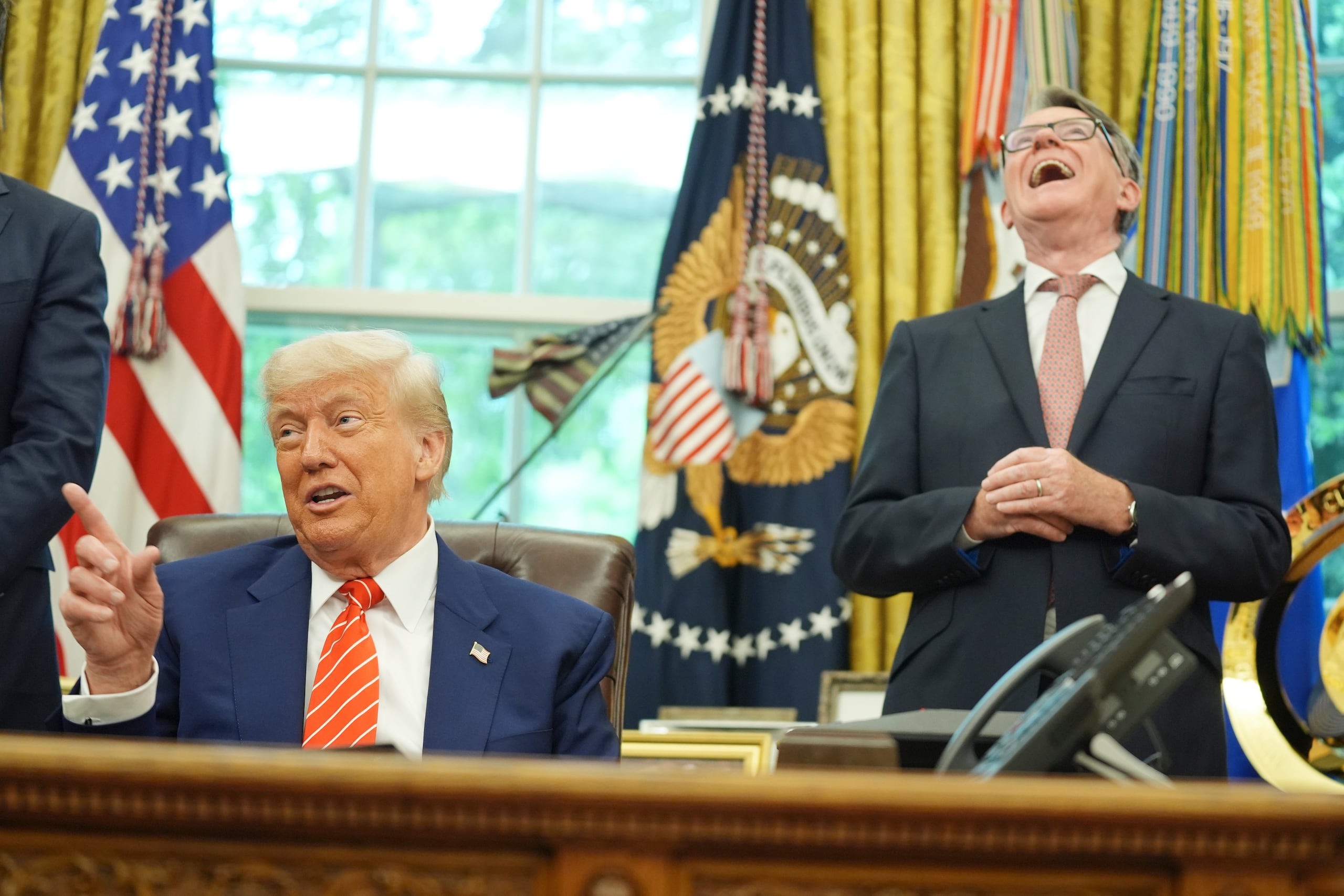 ARCHIVO - El presidente estadounidense Donald Trump habla con periodistas en su despacho en la Casa Blanca. A su derecha está el embajador británico en EEUU, Peter Mandelson, el 8 de mayo de 2025, en Washington. (AP Foto/Evan Vucci, Archivo)