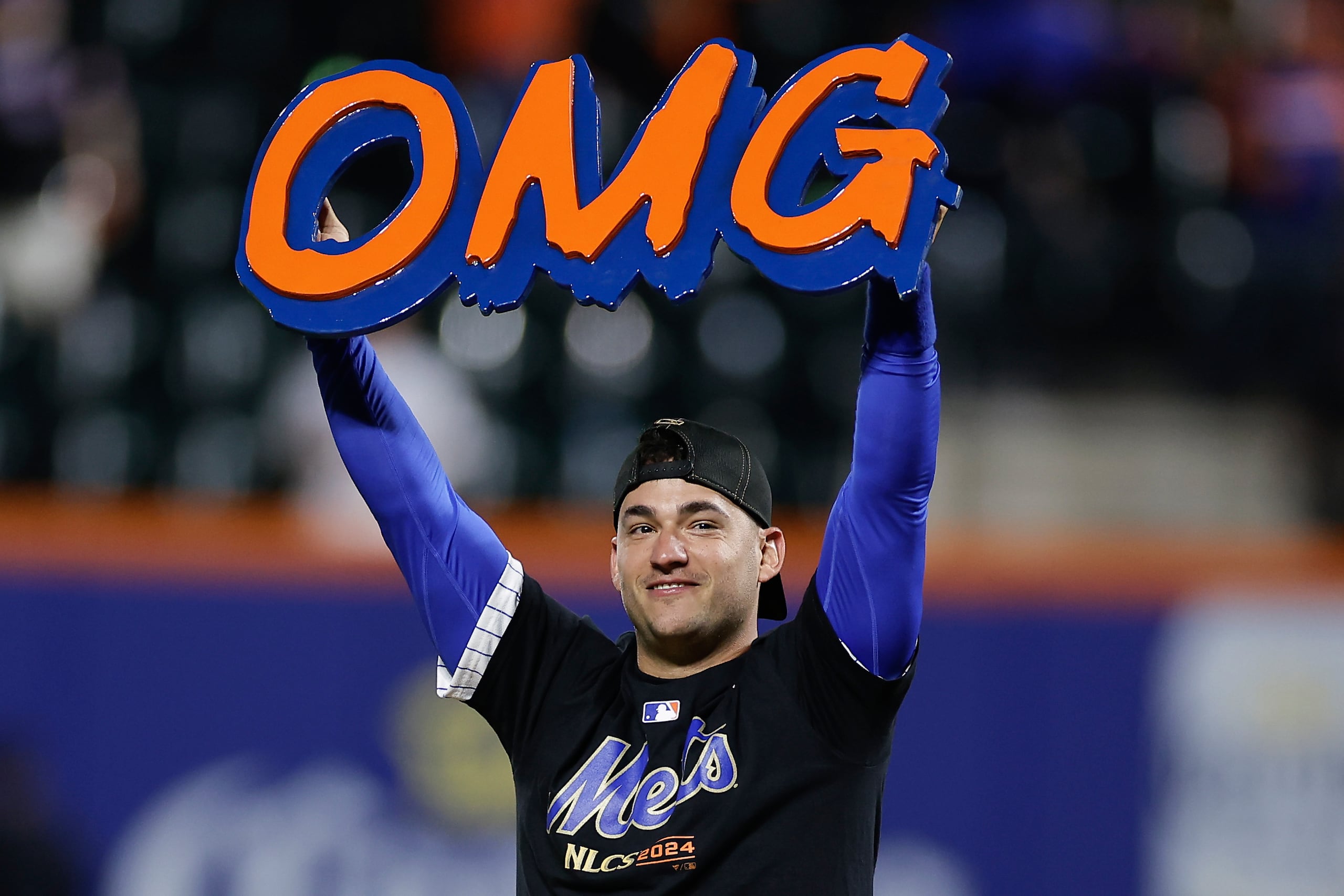 El letrero reclamado es idéntico a este que carga el segunda base de los Mets de Nueva York, José Iglesias, celebrando en el campo después de que los Mets vencieron a los Phillies de Filadelfia en el Juego 4 de la serie de playoffs de béisbol de la Liga Nacional, el 9 de octubre de 2024, en Nueva York.