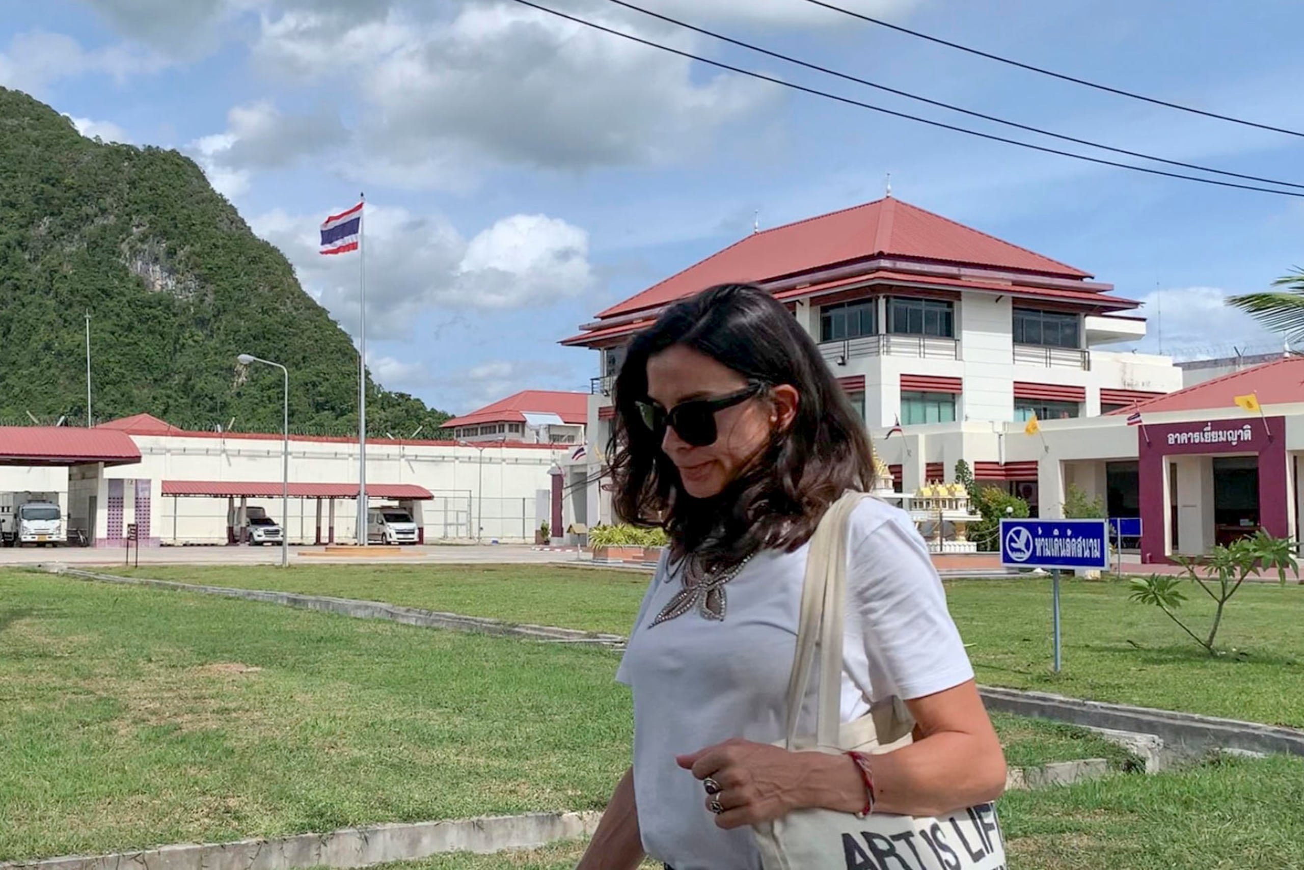 La analista de inversiones Silvia Bronchalo, madre del español Daniel Sancho, condenado a cadena en perpetua en Tailandia por el asesinato premeditado del cirujano colombiano Edwin Arrieta, a su salida de la cárcel de Surat Thani, tras visitar a su hijo este viernes.